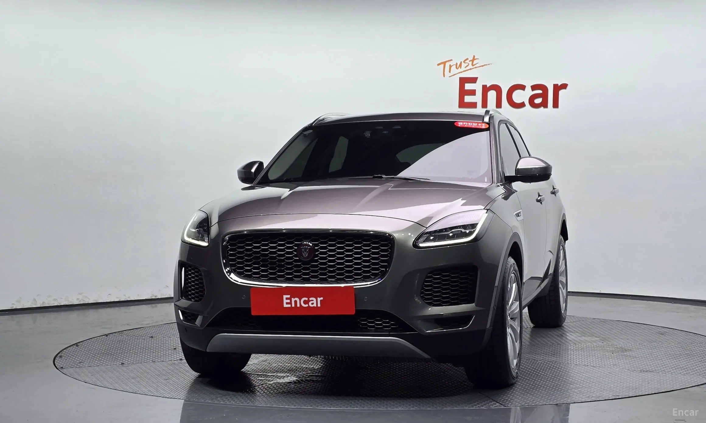 Jaguar E-PACE превью 3