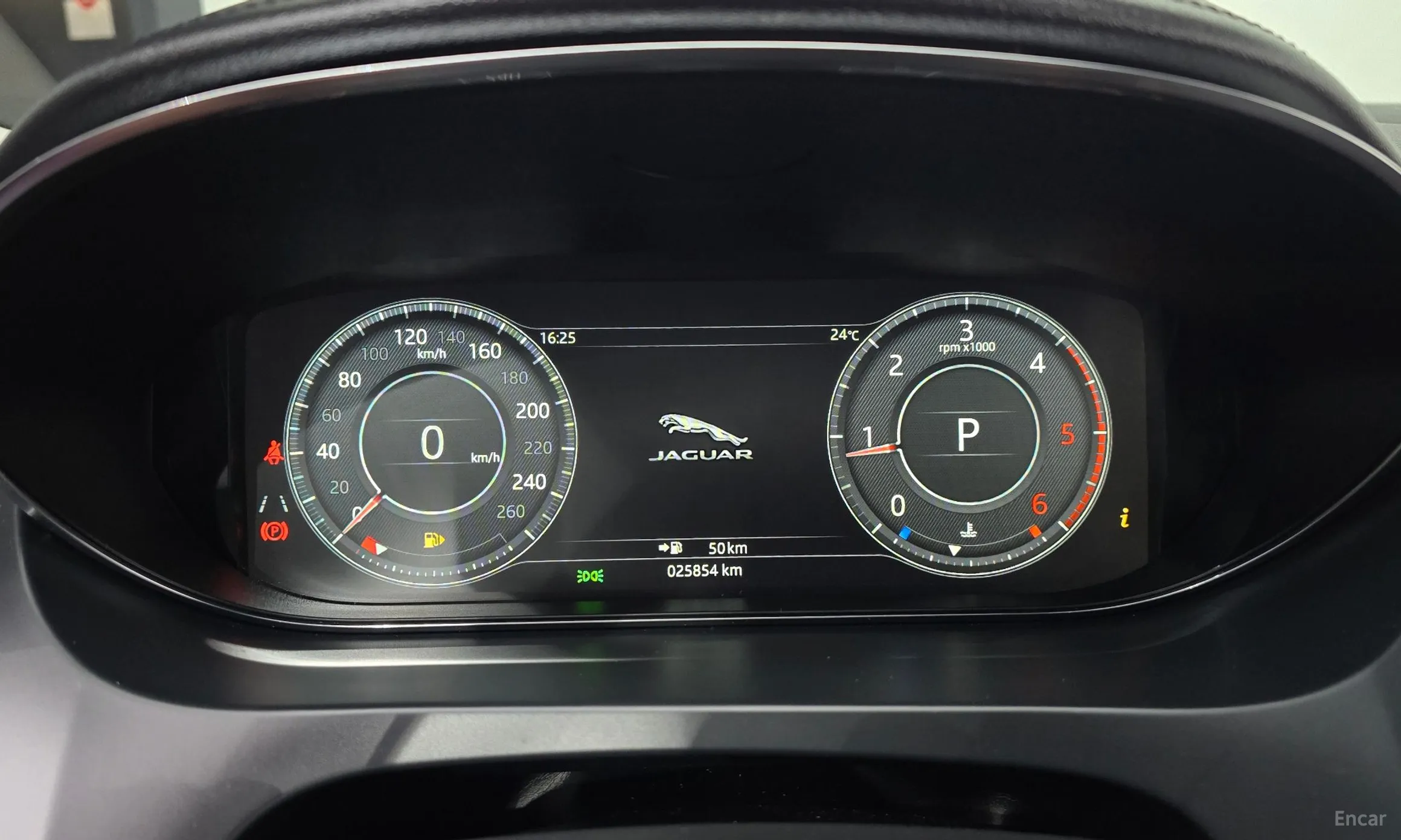 Jaguar E-PACE превью 8