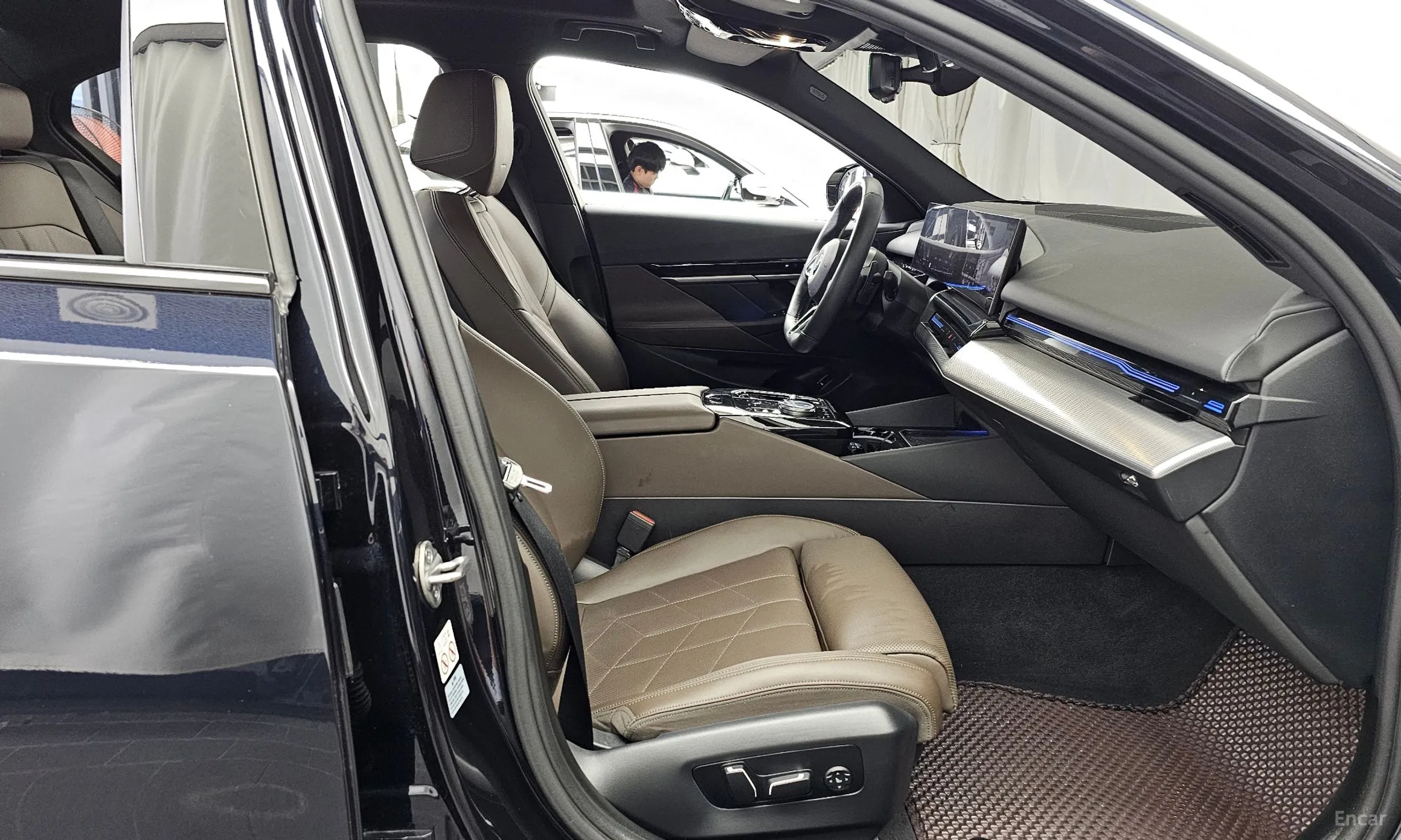 BMW 5 Series (G60) превью 11