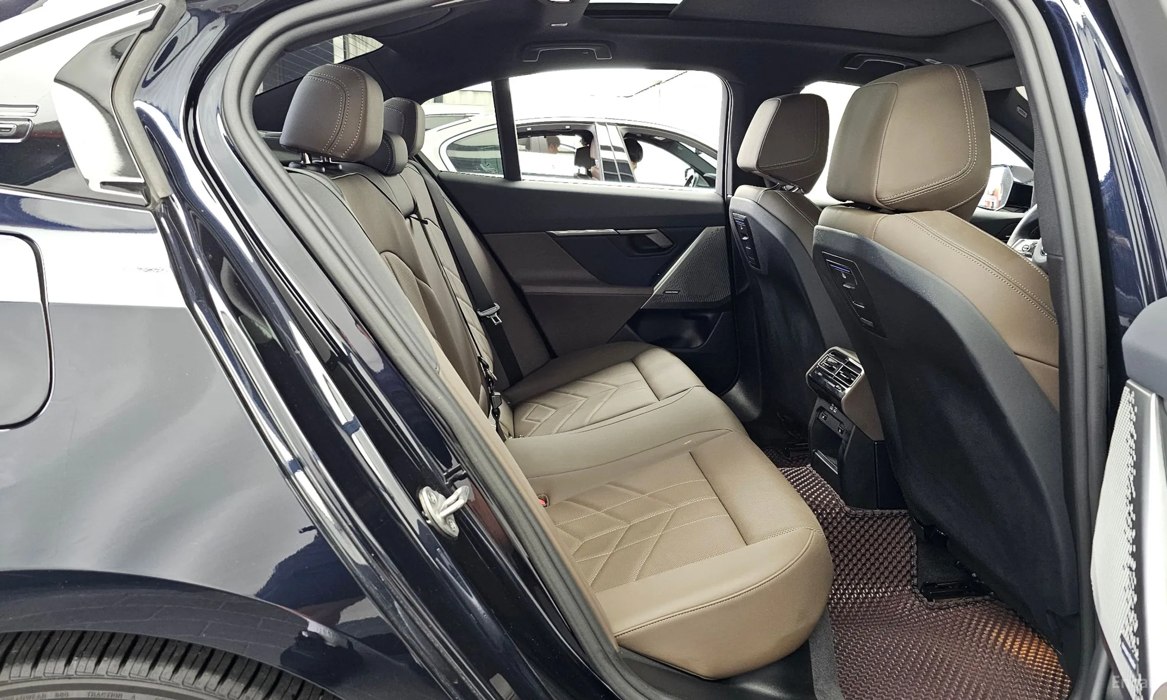 BMW 5 Series (G60) превью 12