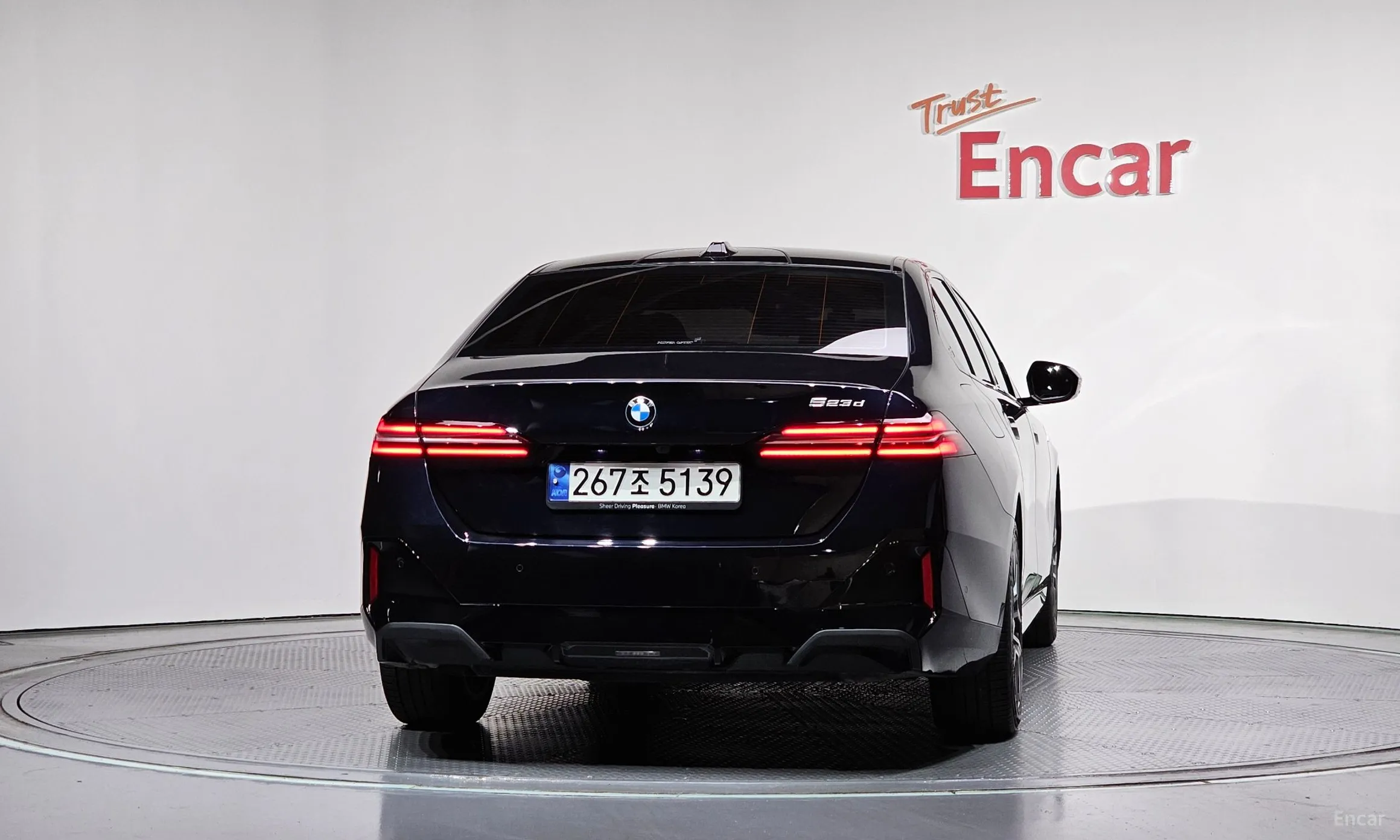 BMW 5 Series (G60) превью 4