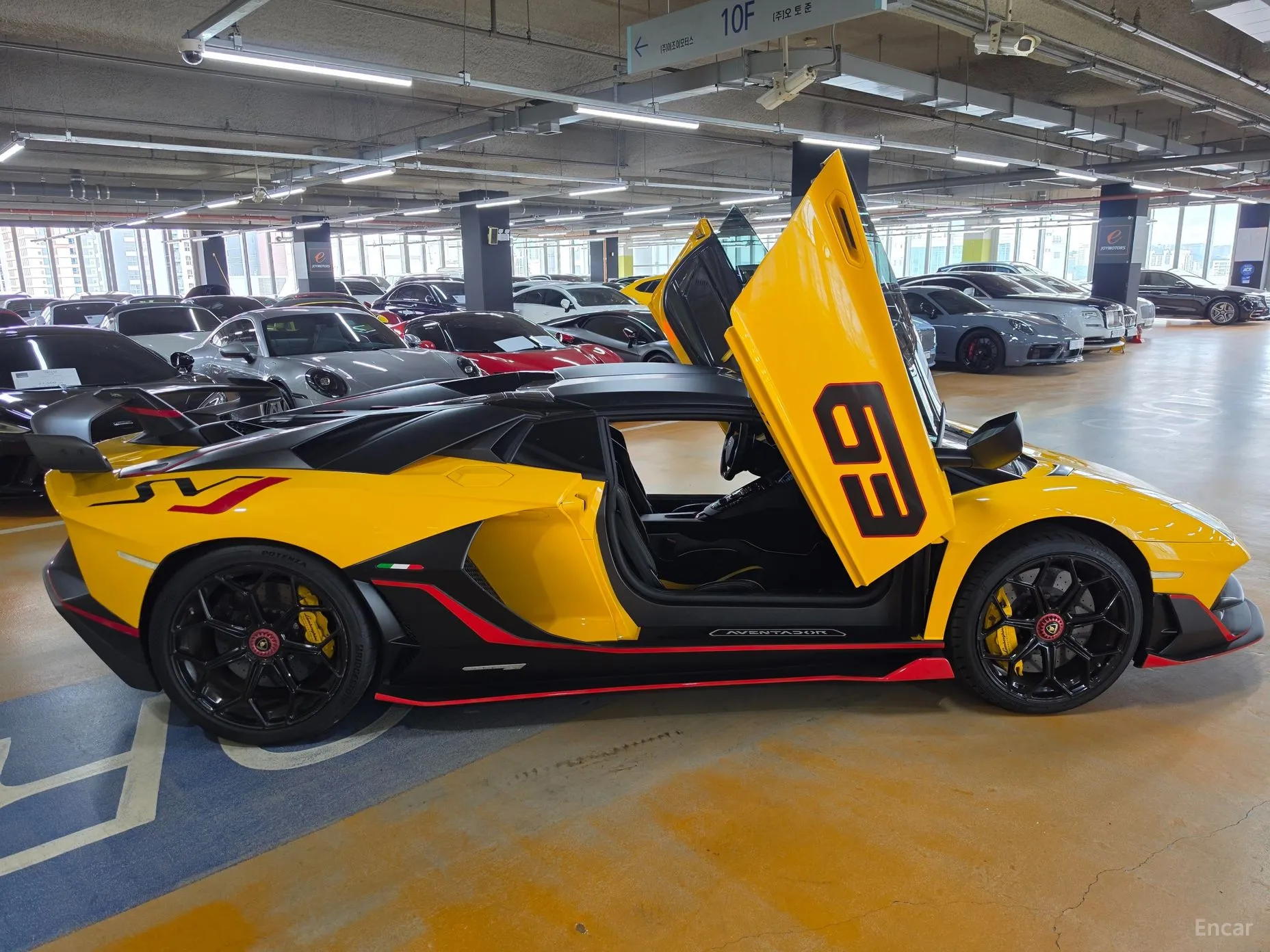 Lamborghini Aventador превью 6