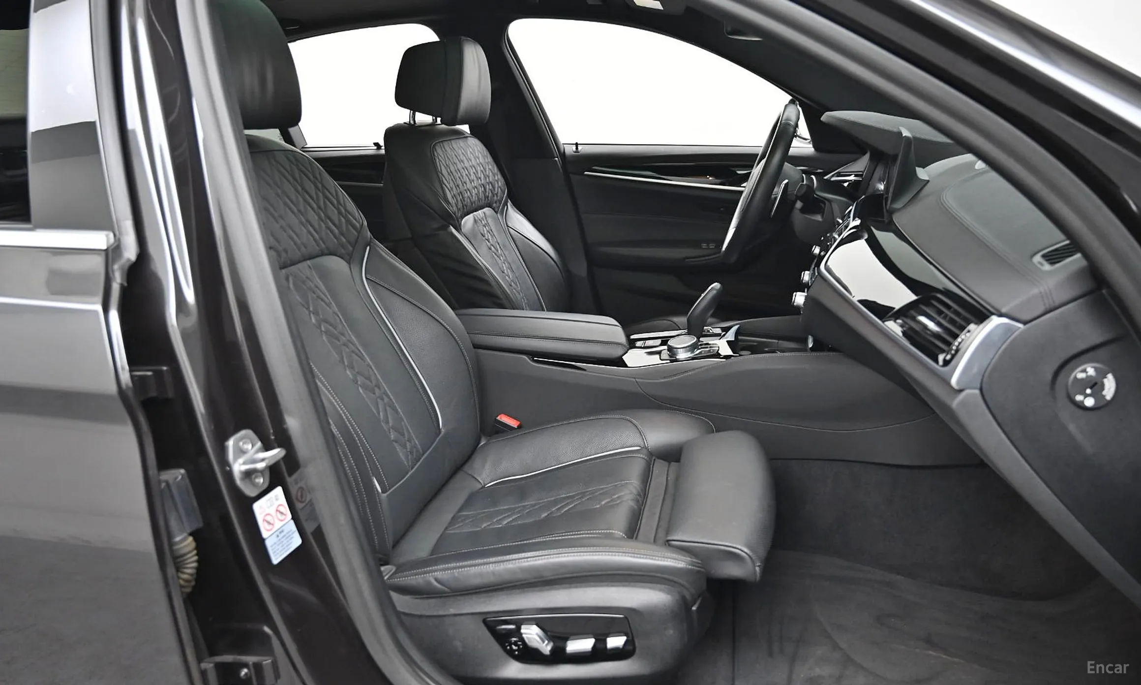 BMW 5 Series (G30) превью 10