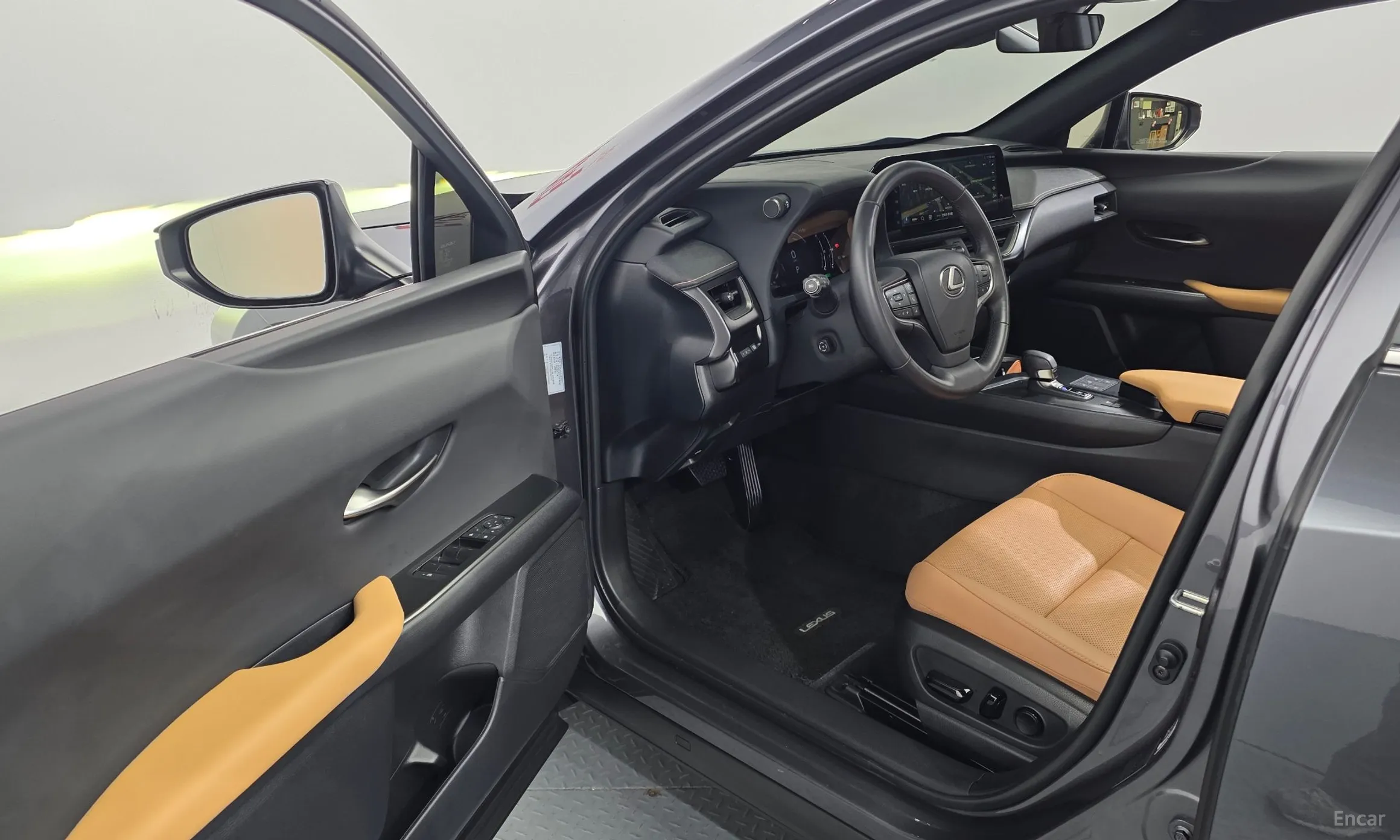 Lexus UX300h превью 10