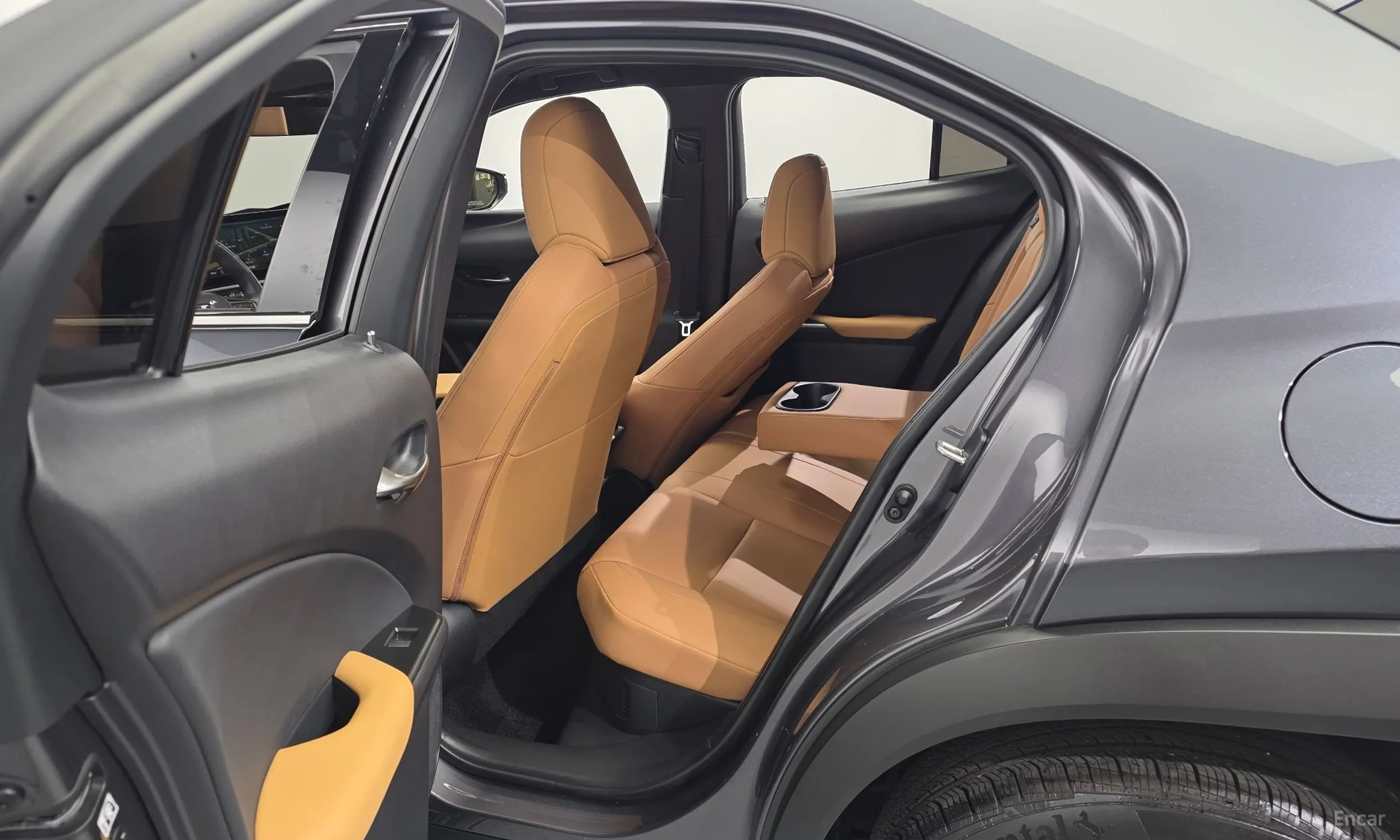Lexus UX300h превью 11