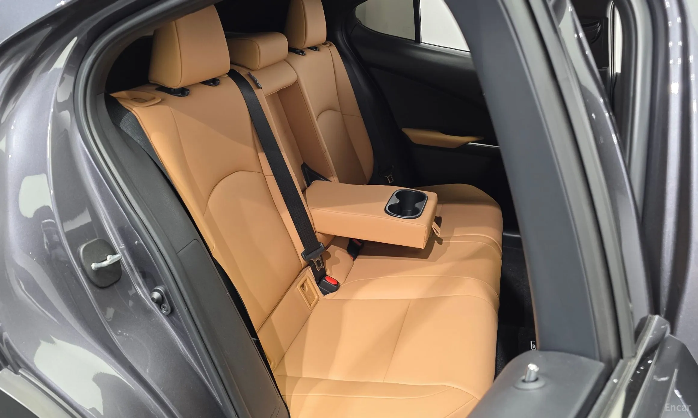 Lexus UX300h превью 12