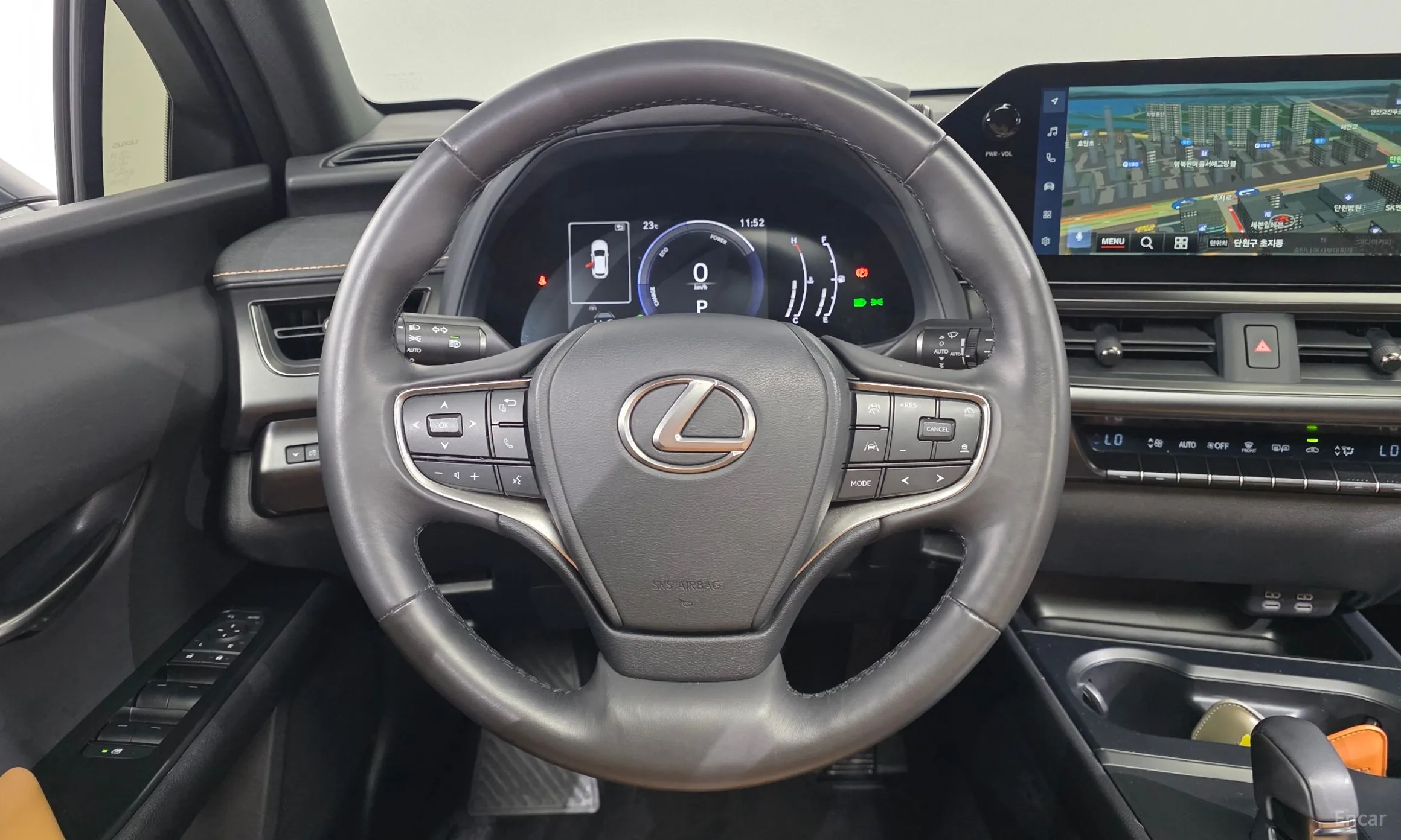 Lexus UX300h превью 14