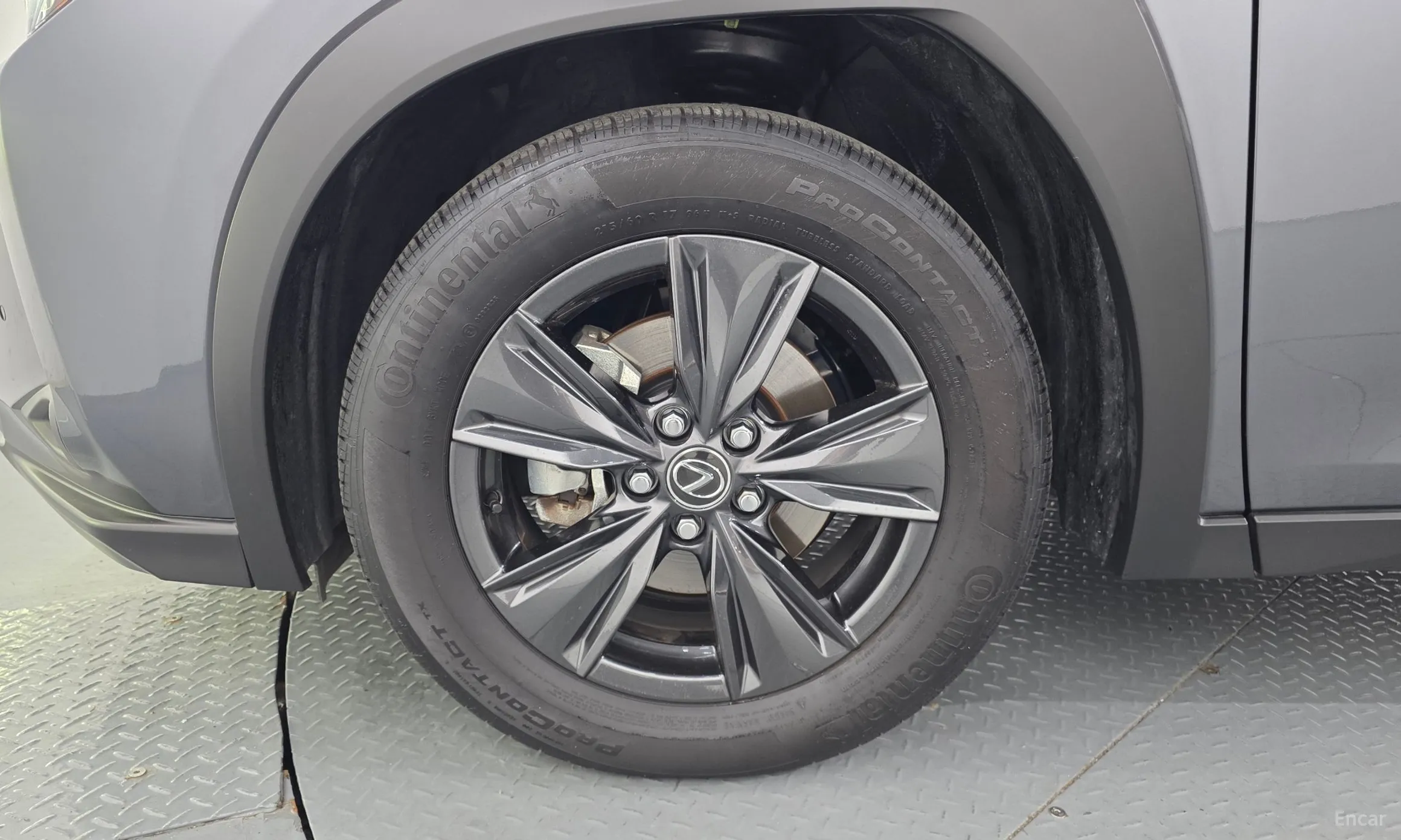Lexus UX300h превью 5