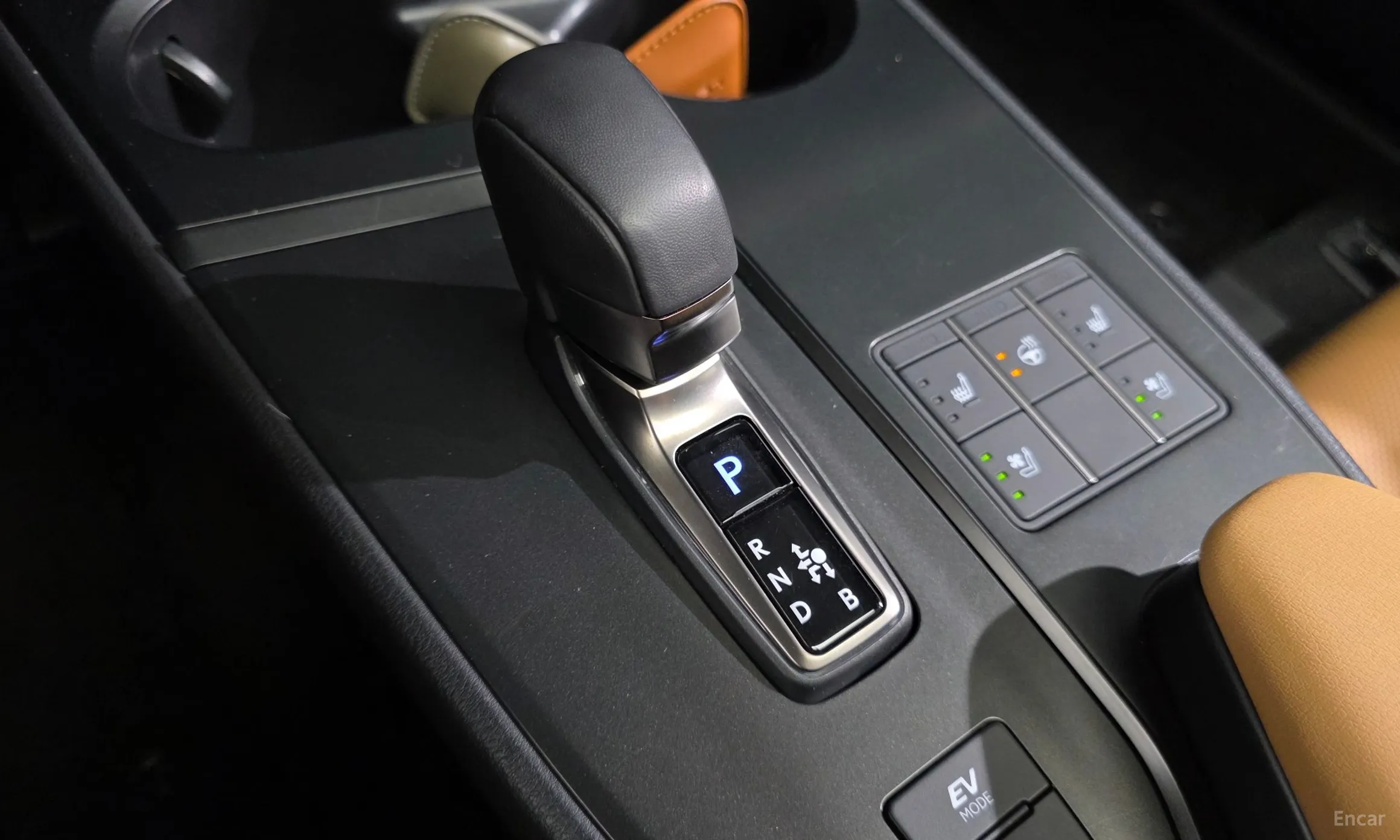 Lexus UX300h превью 9