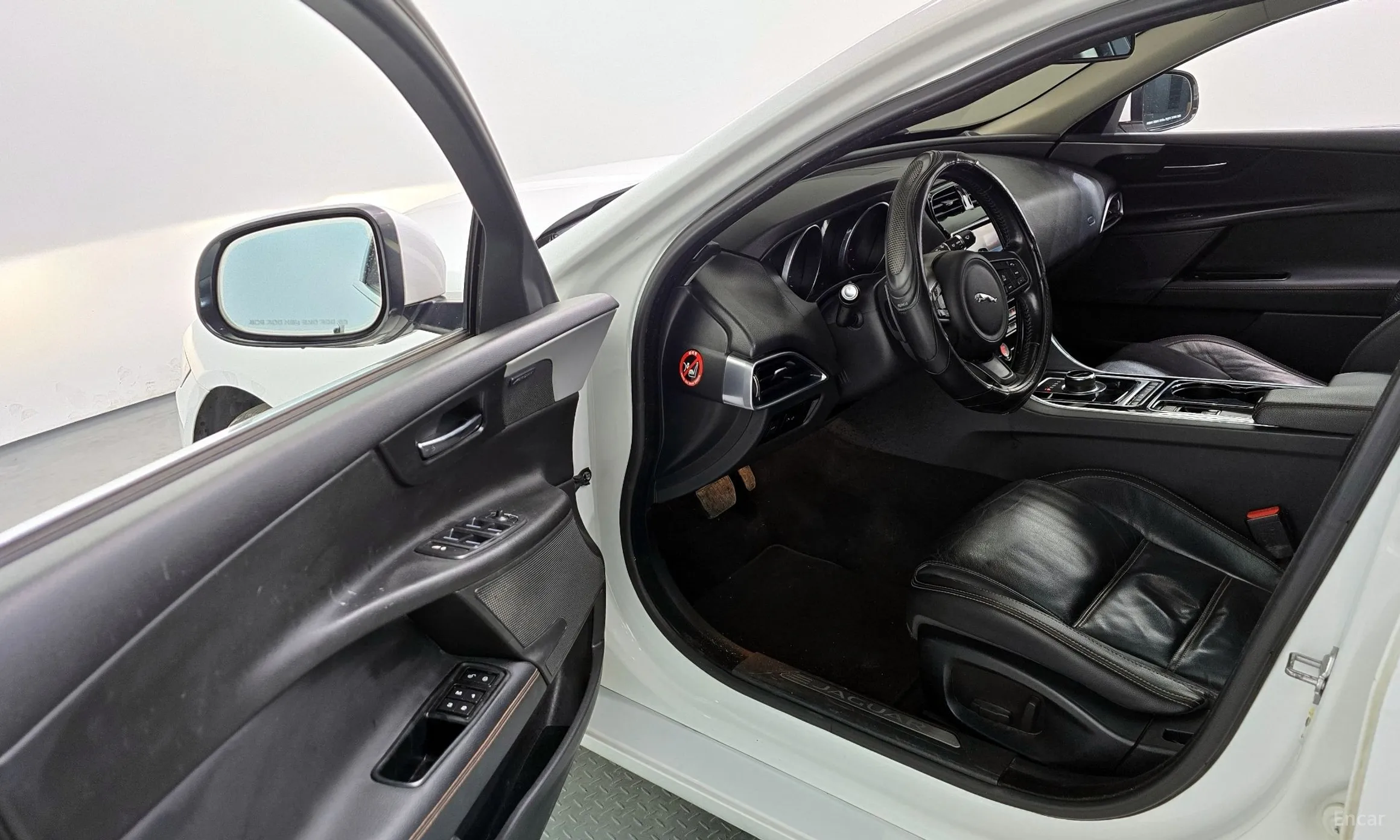 Jaguar XE превью 10