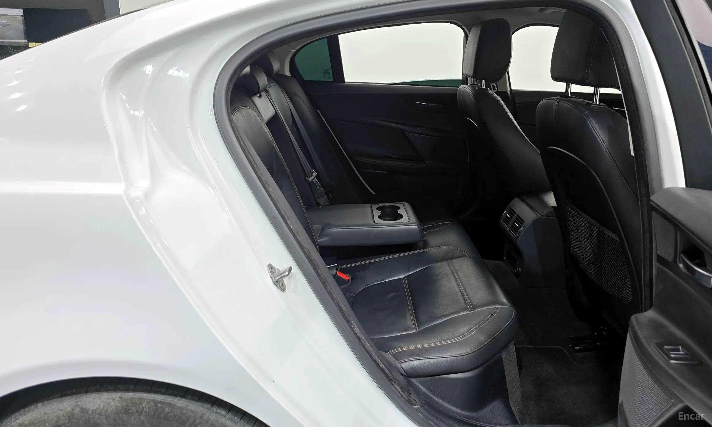 Jaguar XE превью 12