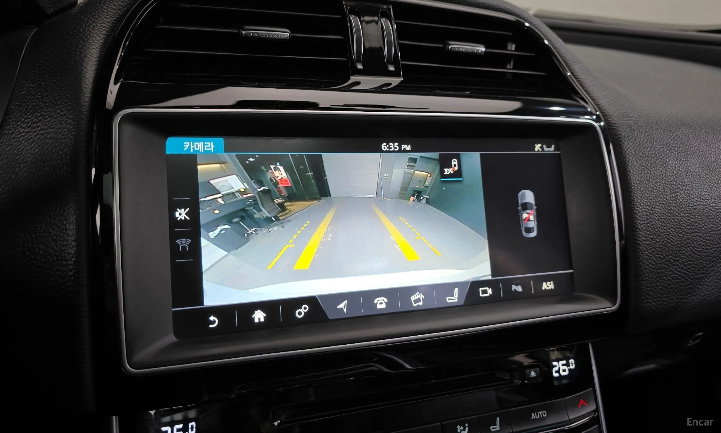 Jaguar XE превью 15