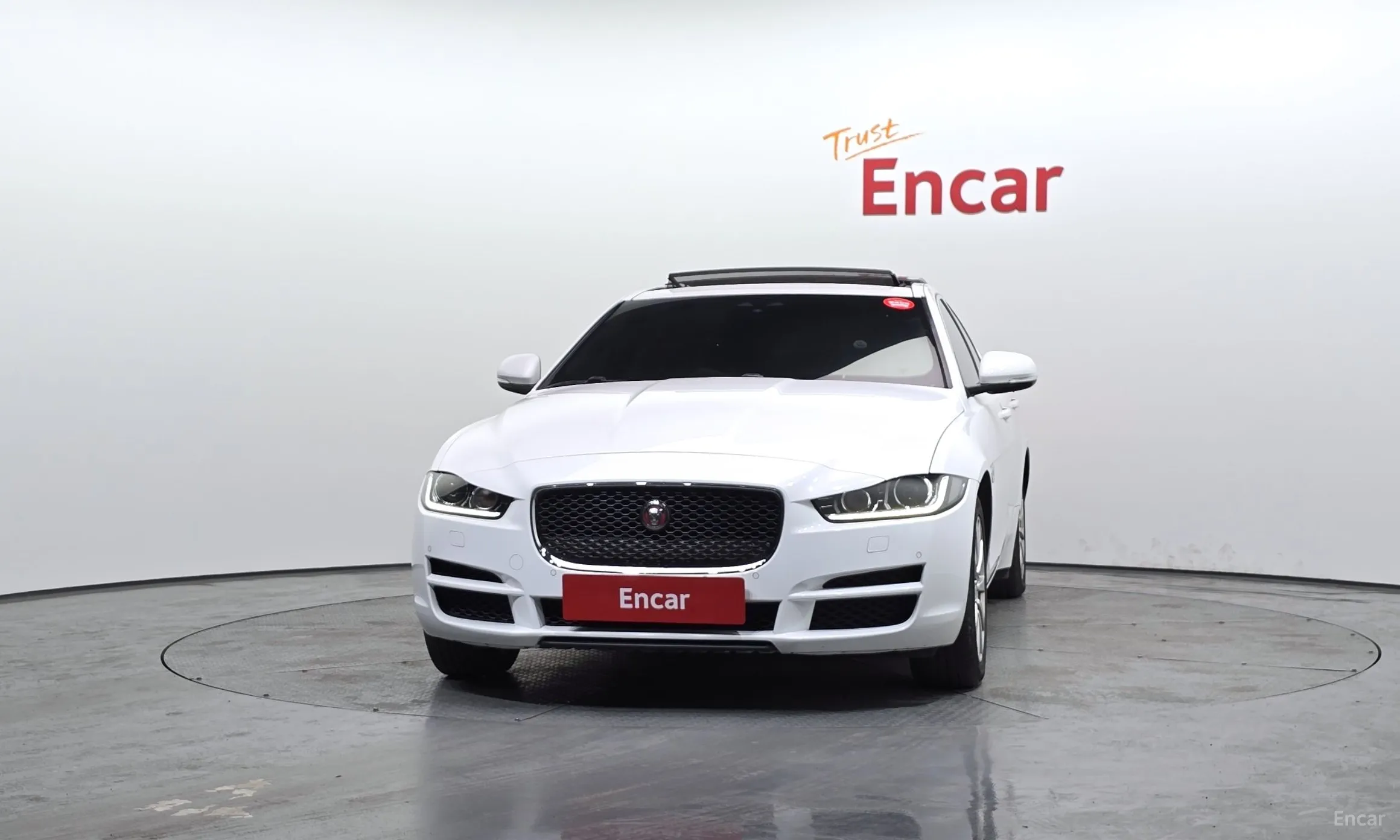 Jaguar XE превью 3