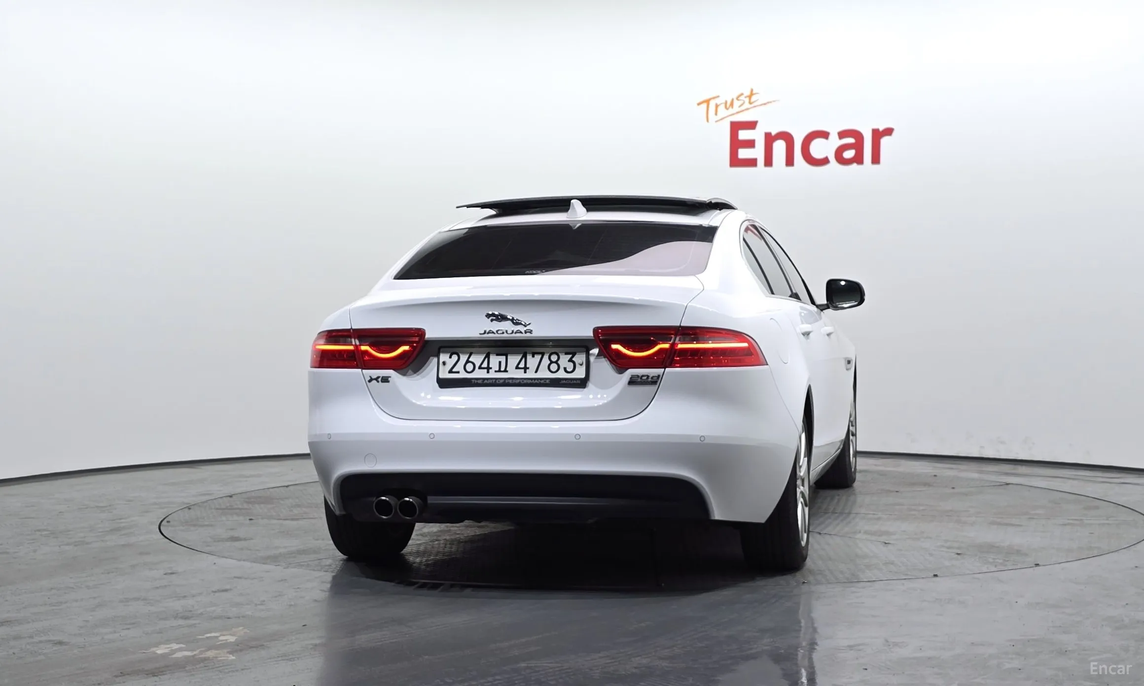Jaguar XE превью 4