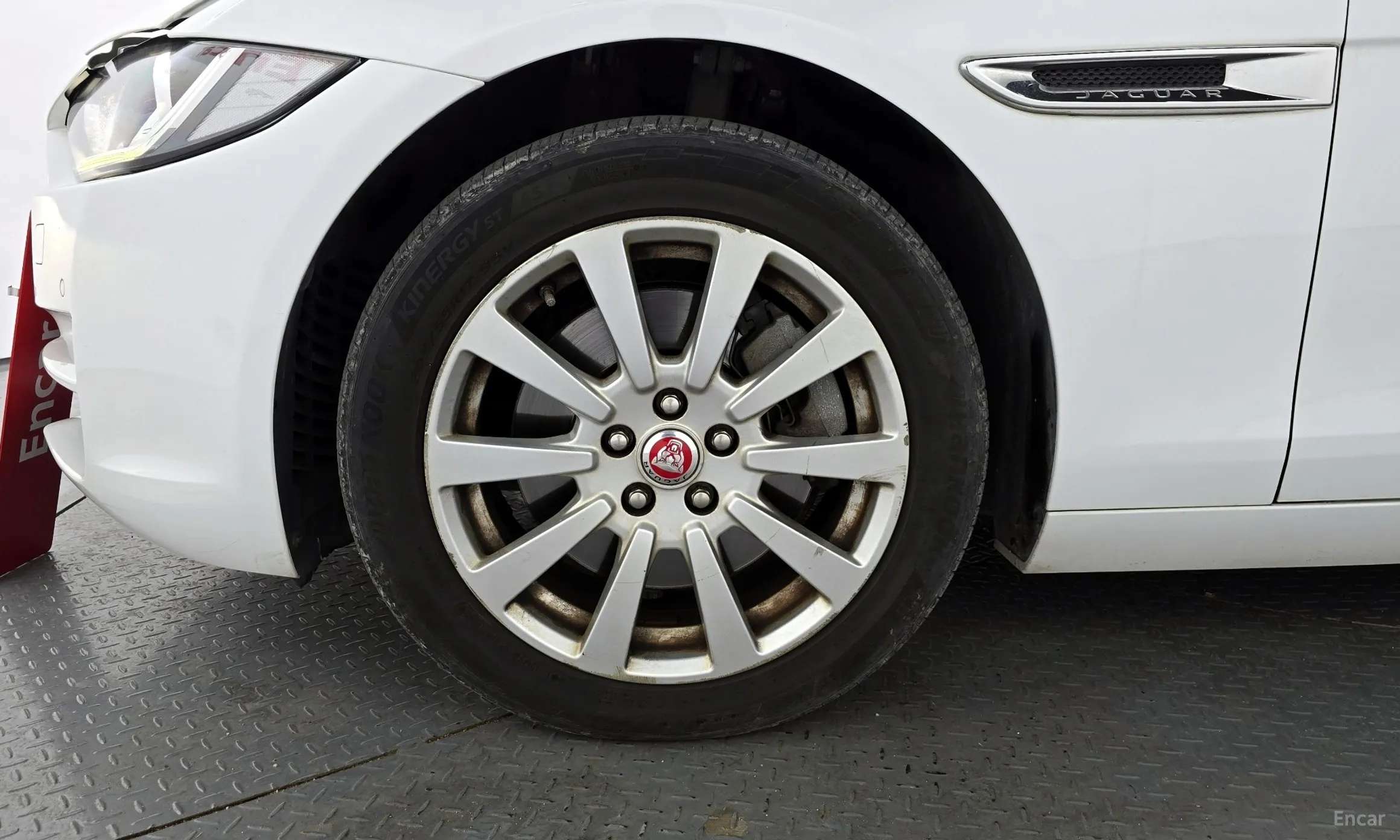 Jaguar XE превью 5
