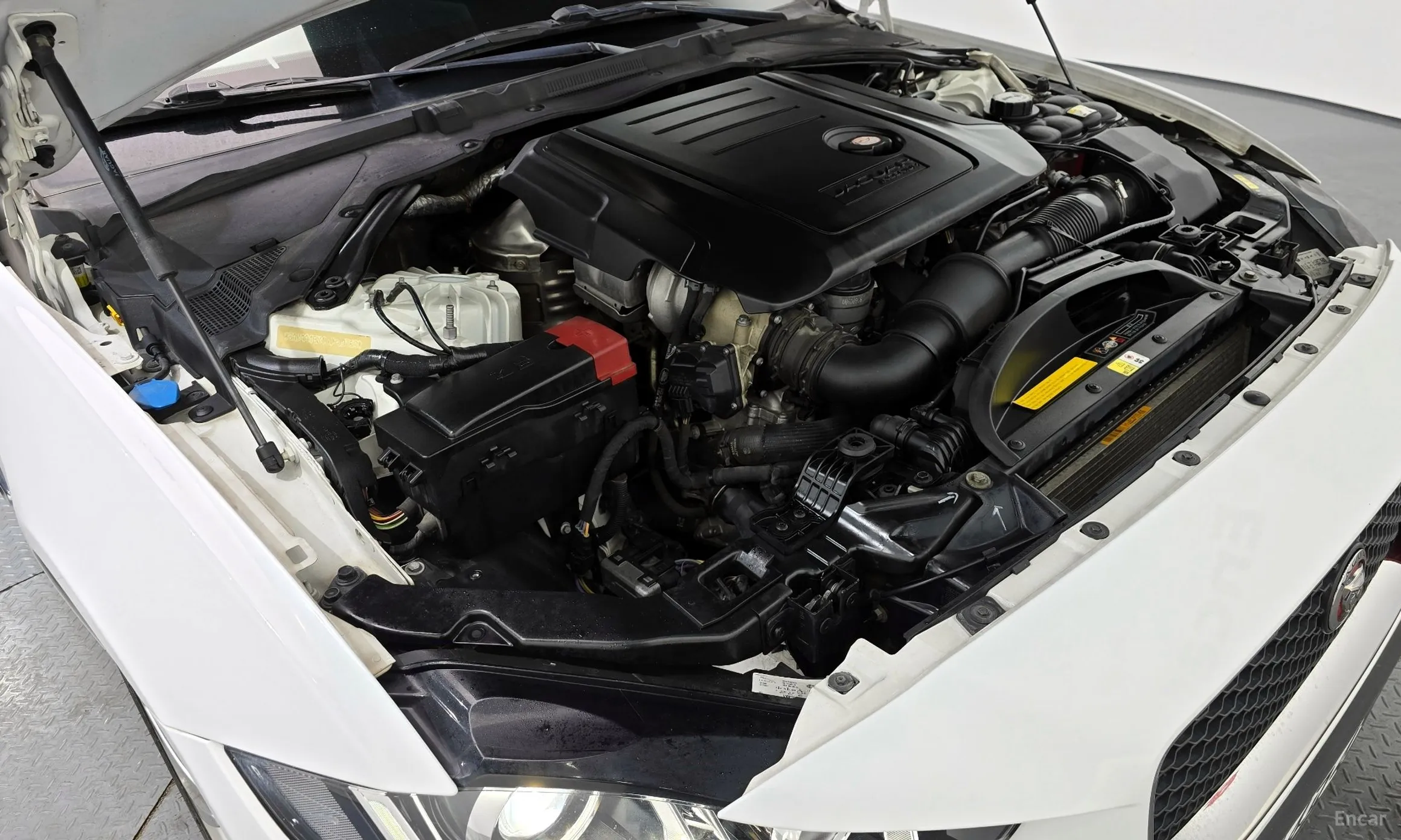 Jaguar XE превью 6