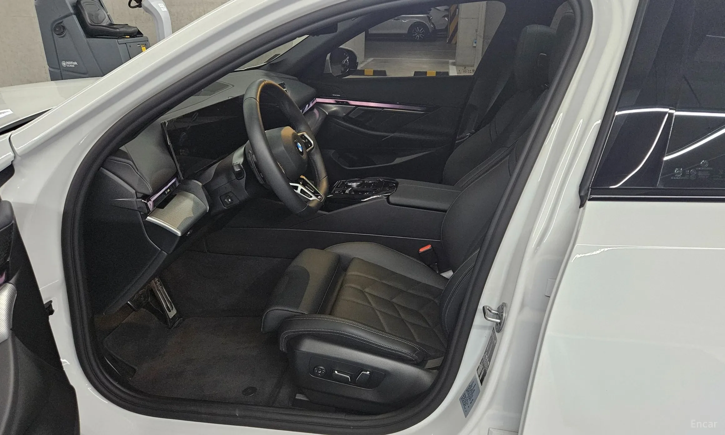 BMW 5 Series (G60) превью 10