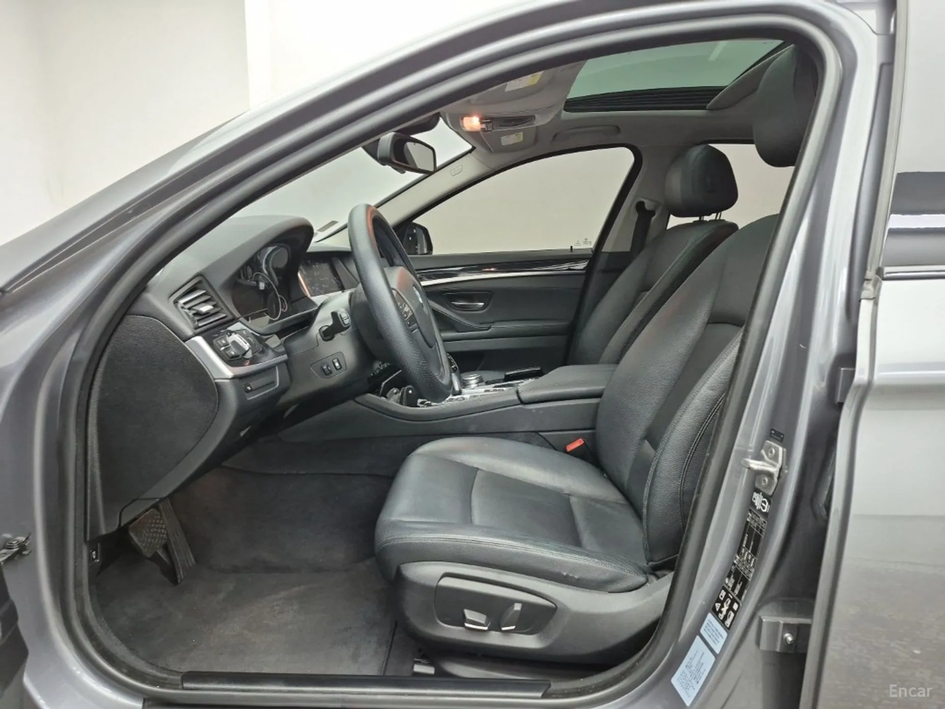 BMW 5 Series (F10) превью 11