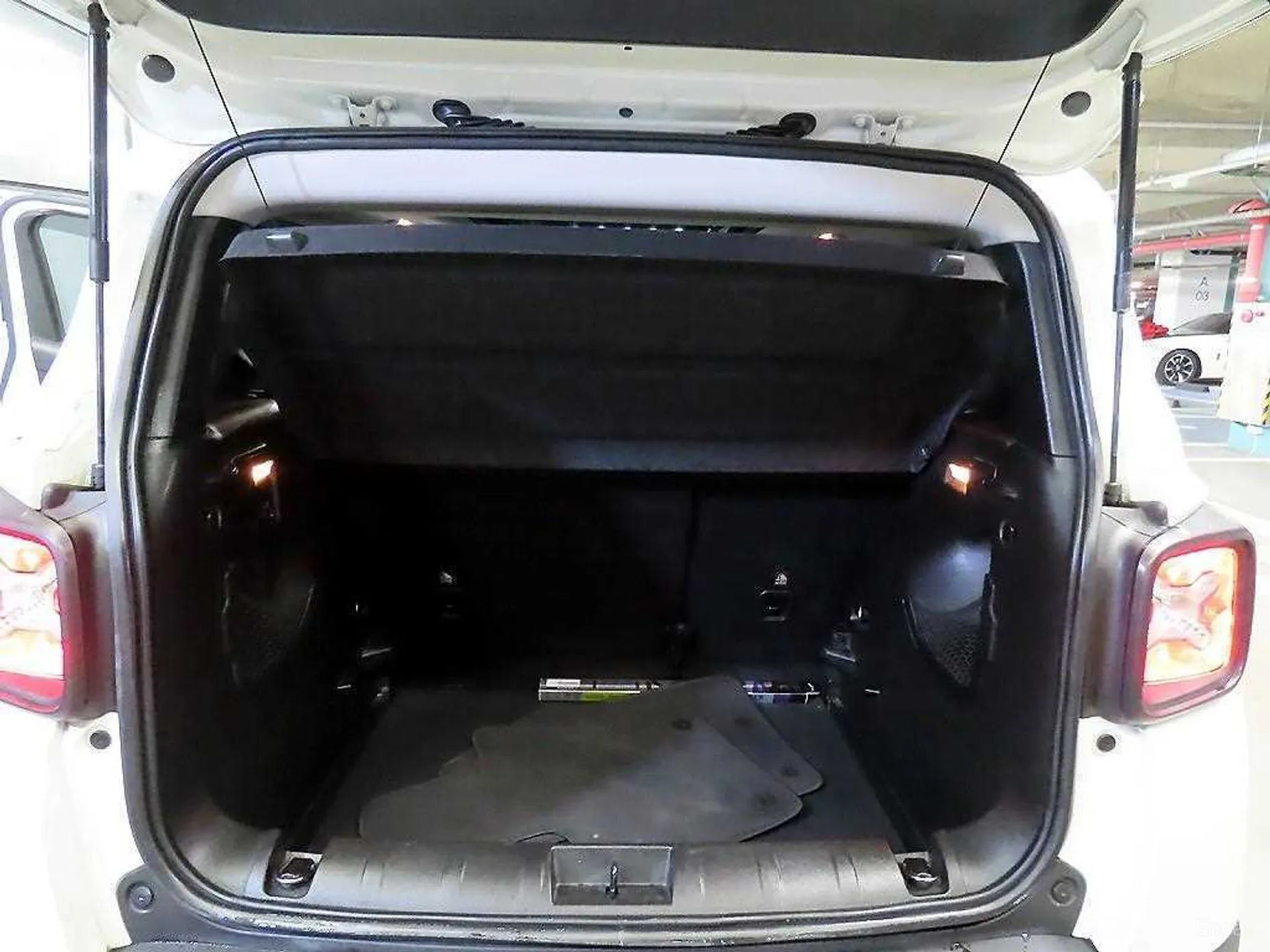 Jeep Renegade превью 17