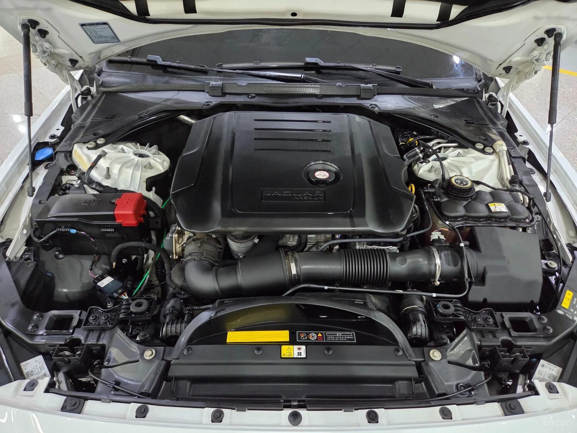 Jaguar XE превью 18