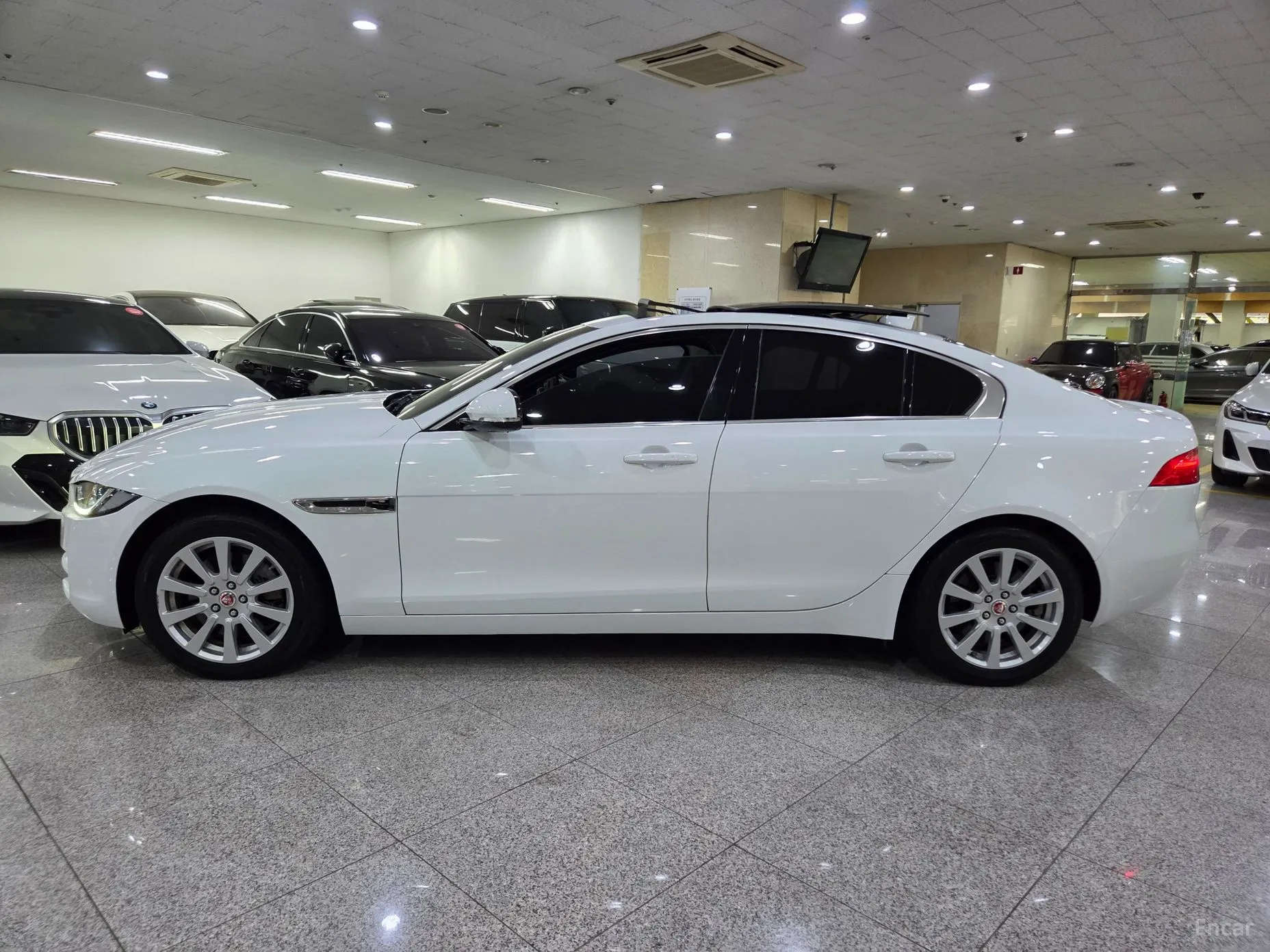 Jaguar XE превью 3