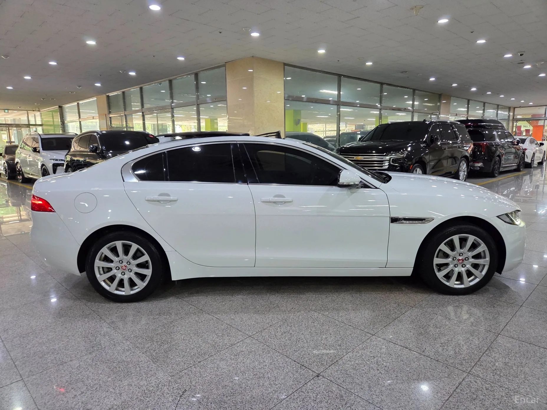 Jaguar XE превью 5