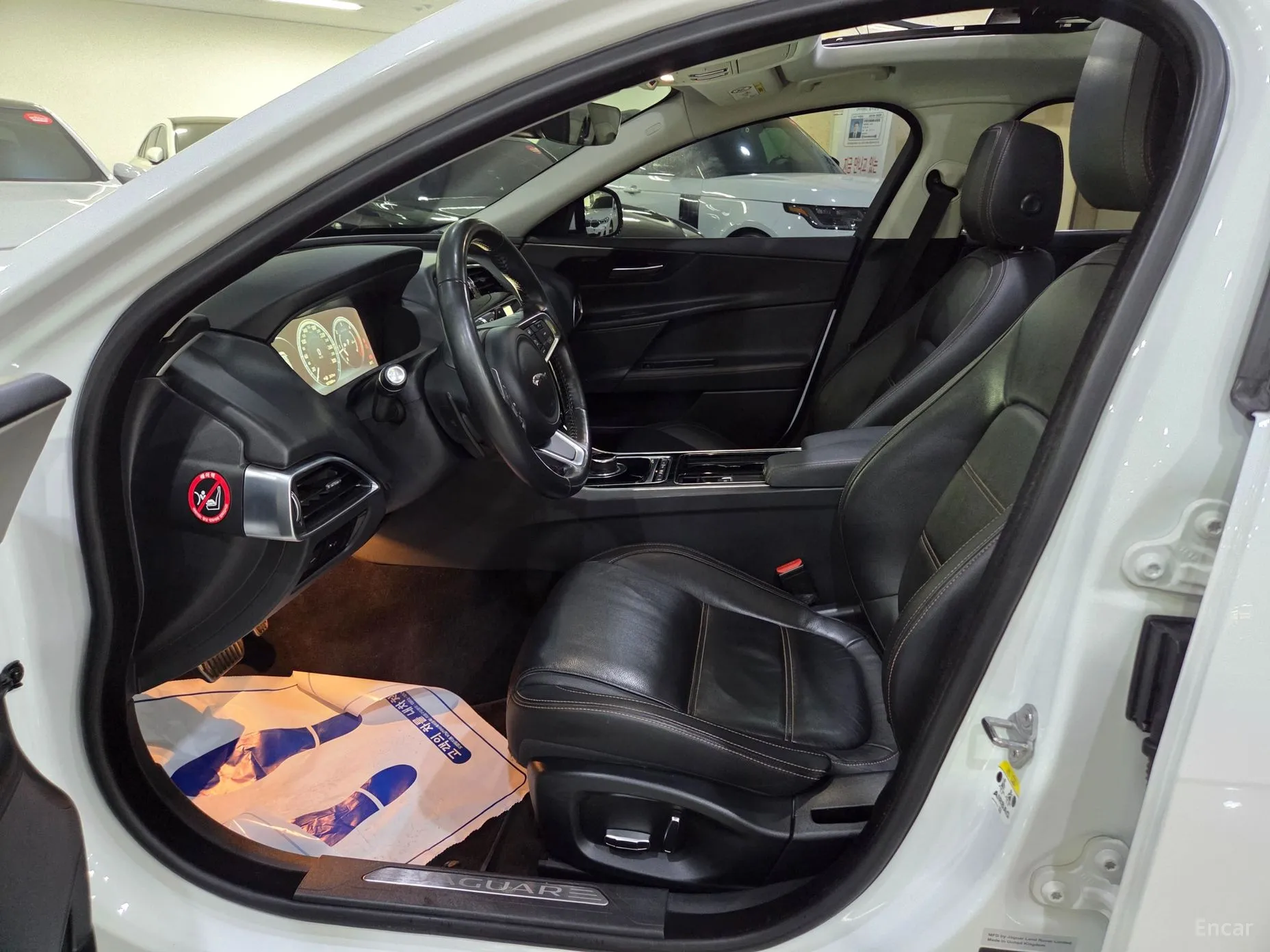 Jaguar XE превью 6