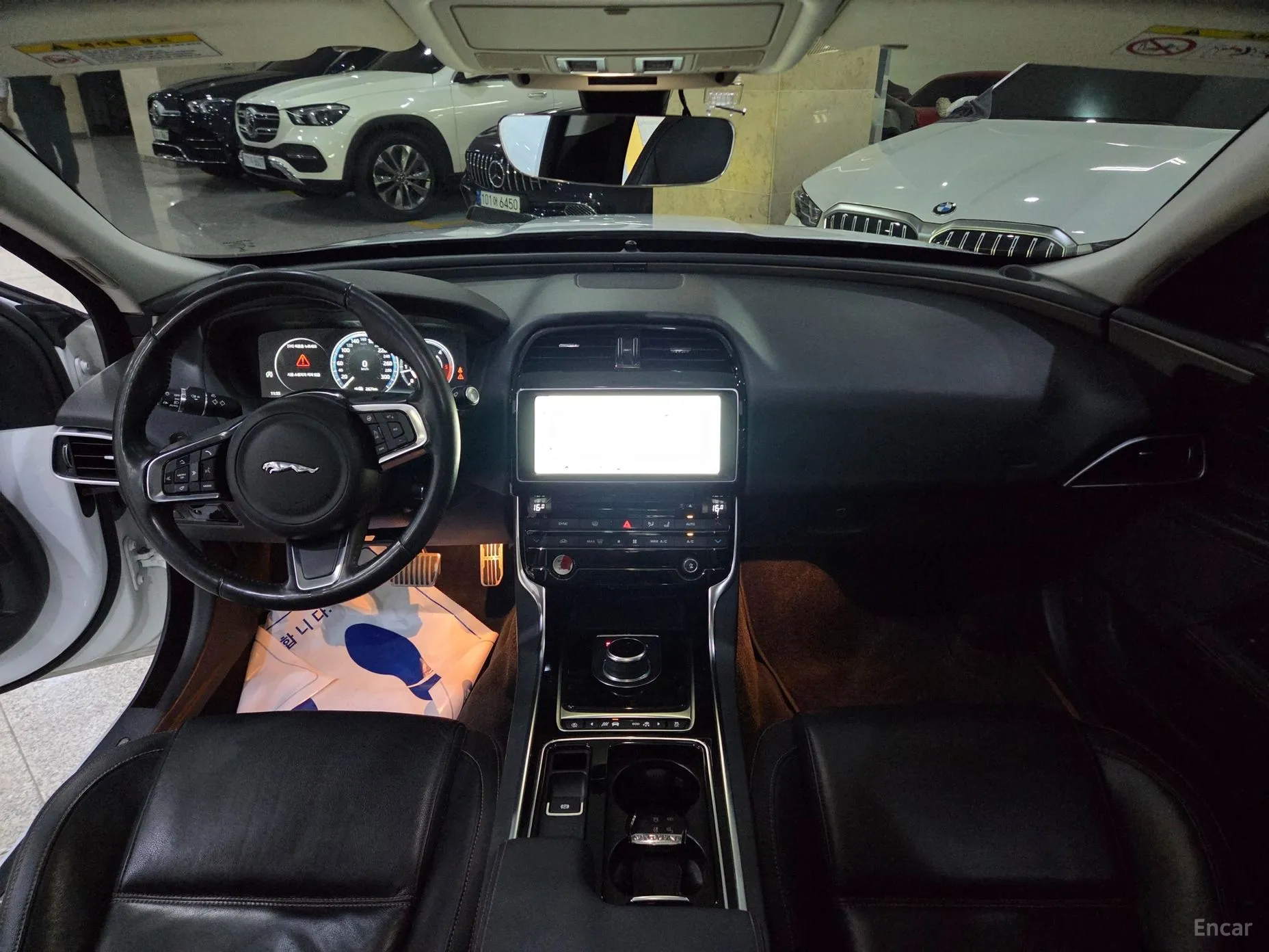 Jaguar XE превью 8
