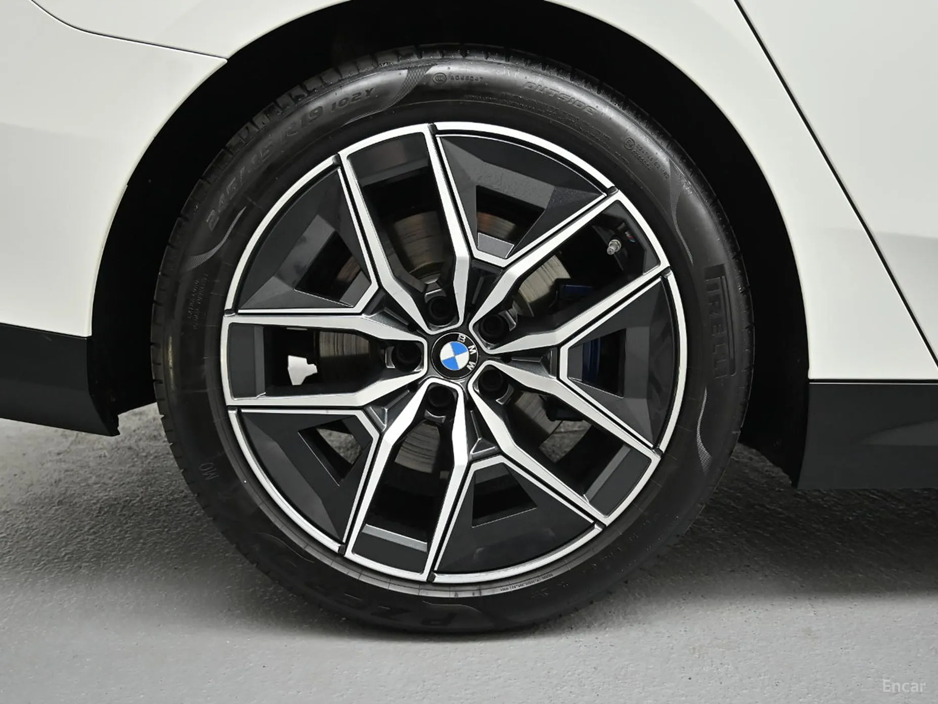 BMW 5 Series (G60) превью 5