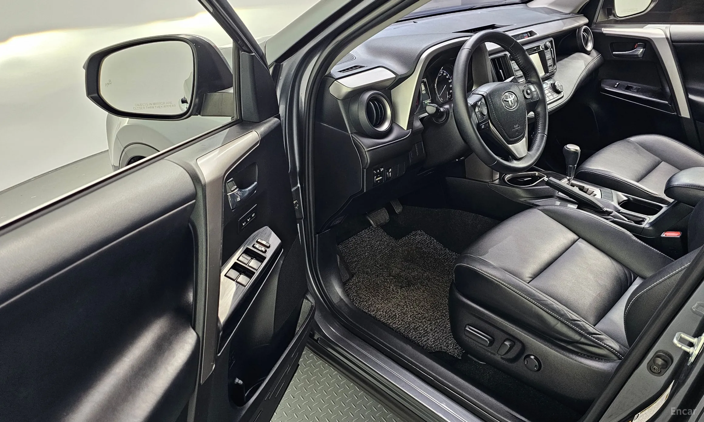 Toyota RAV4 превью 10