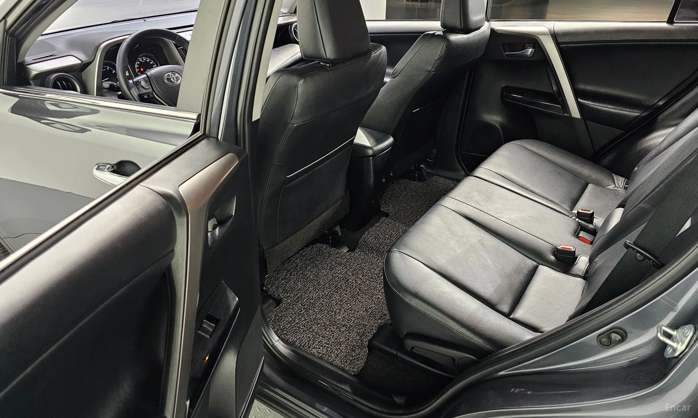 Toyota RAV4 превью 11