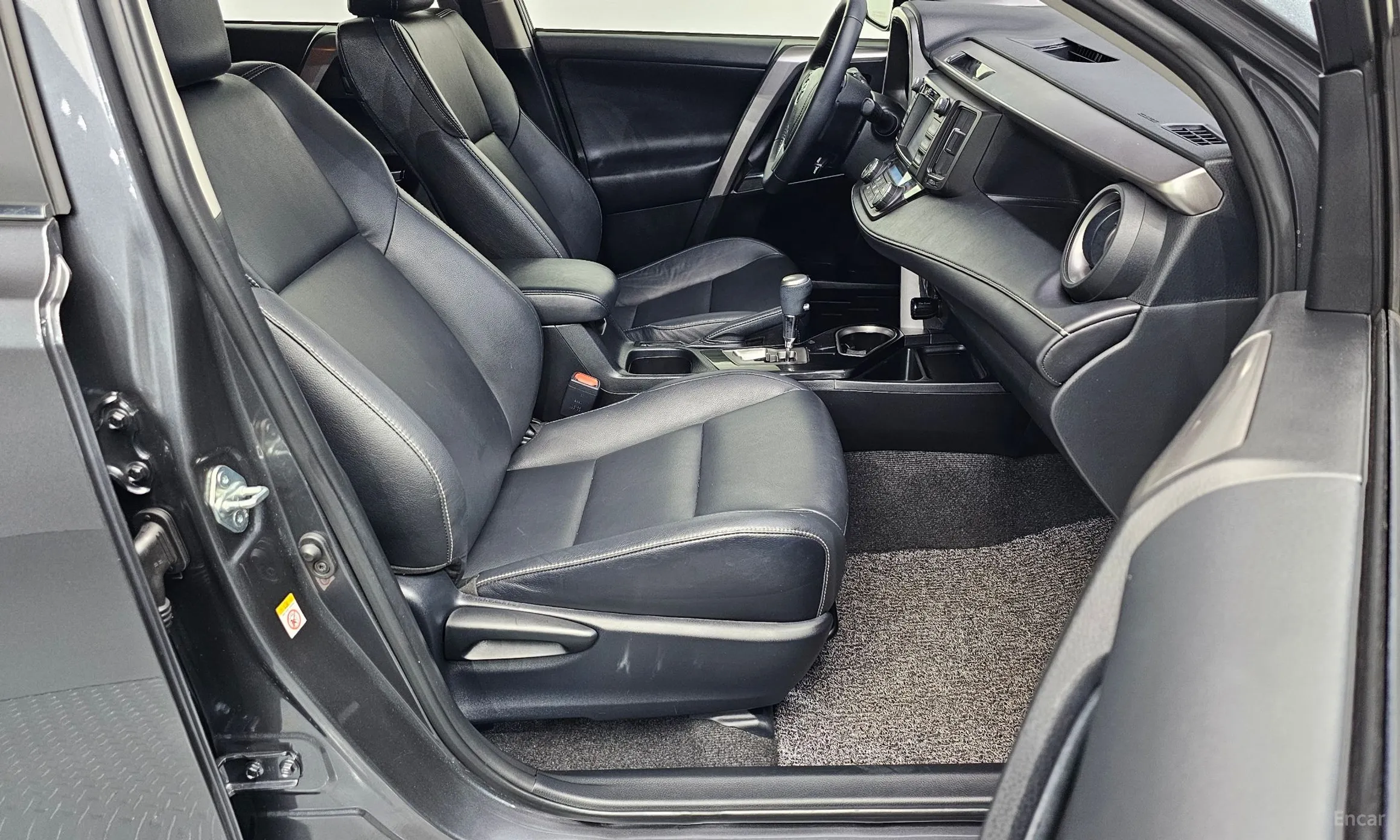 Toyota RAV4 превью 12