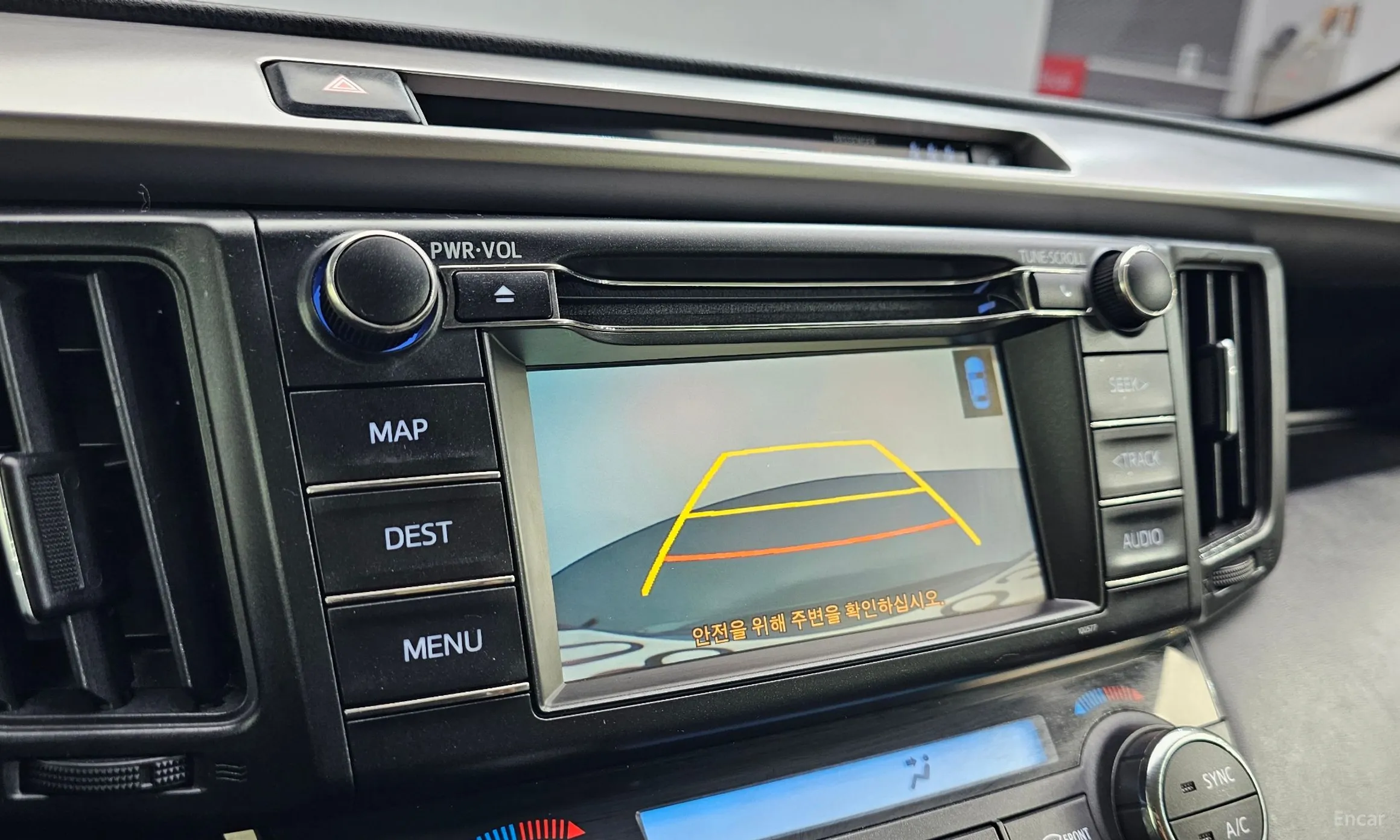 Toyota RAV4 превью 14