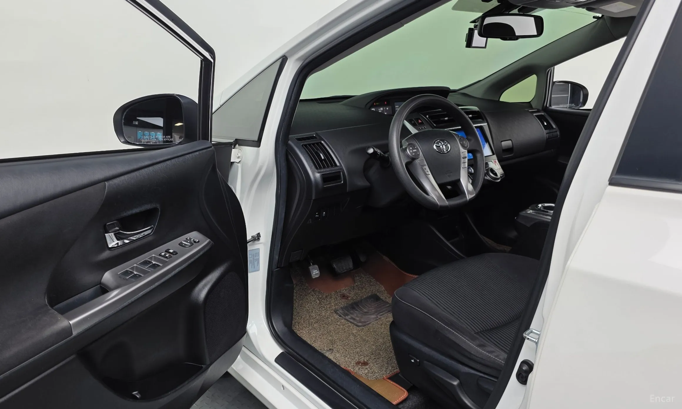 Toyota Prius V превью 10