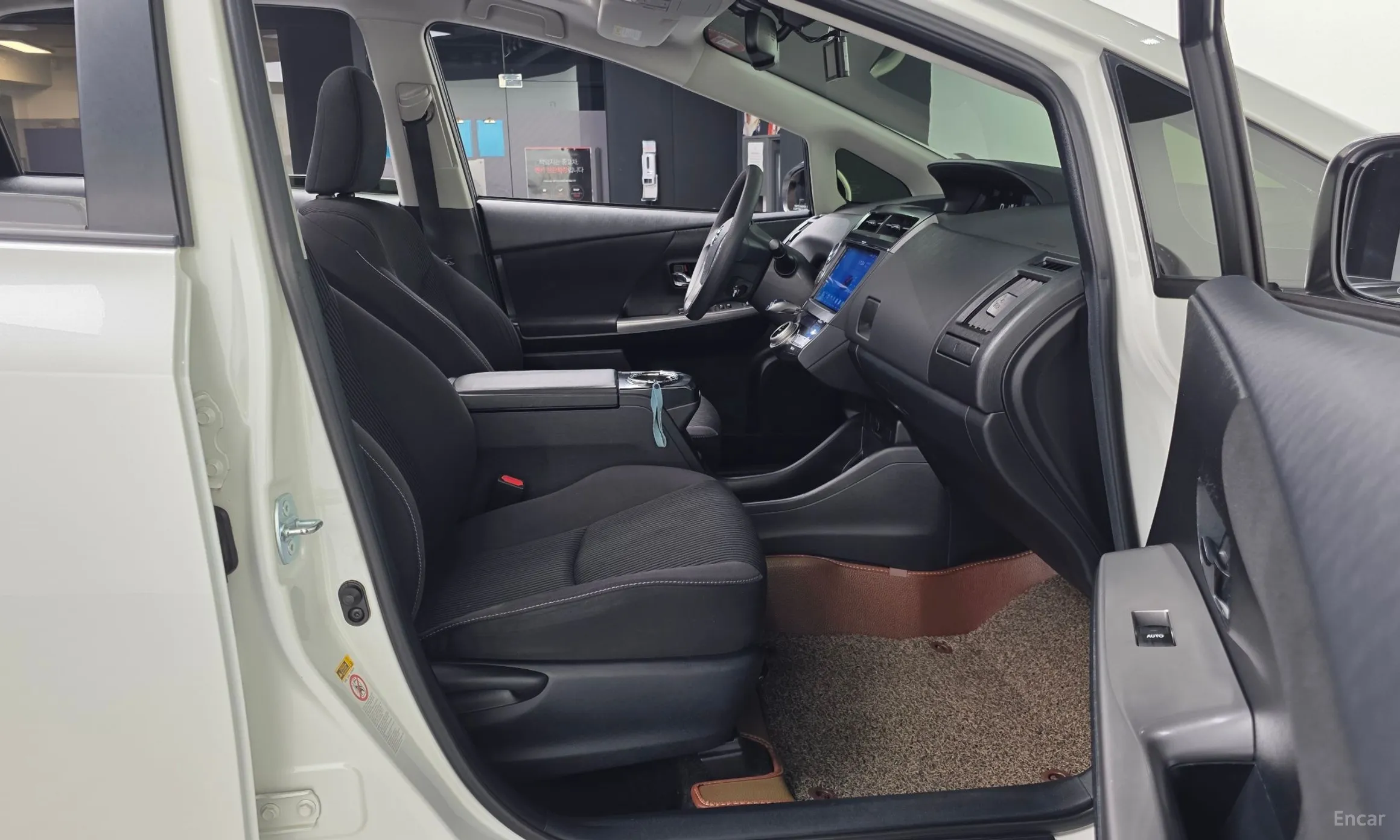 Toyota Prius V превью 11