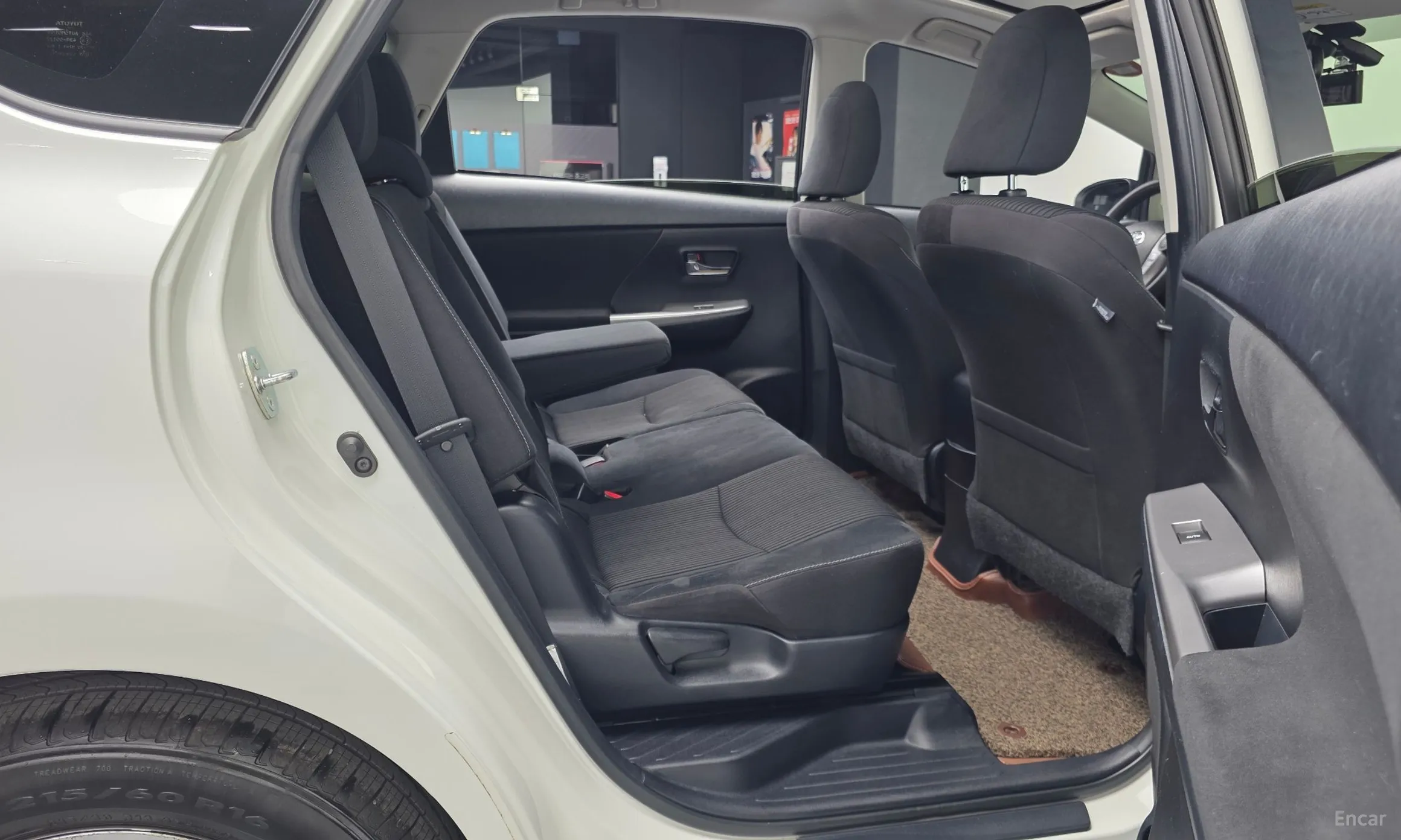 Toyota Prius V превью 12