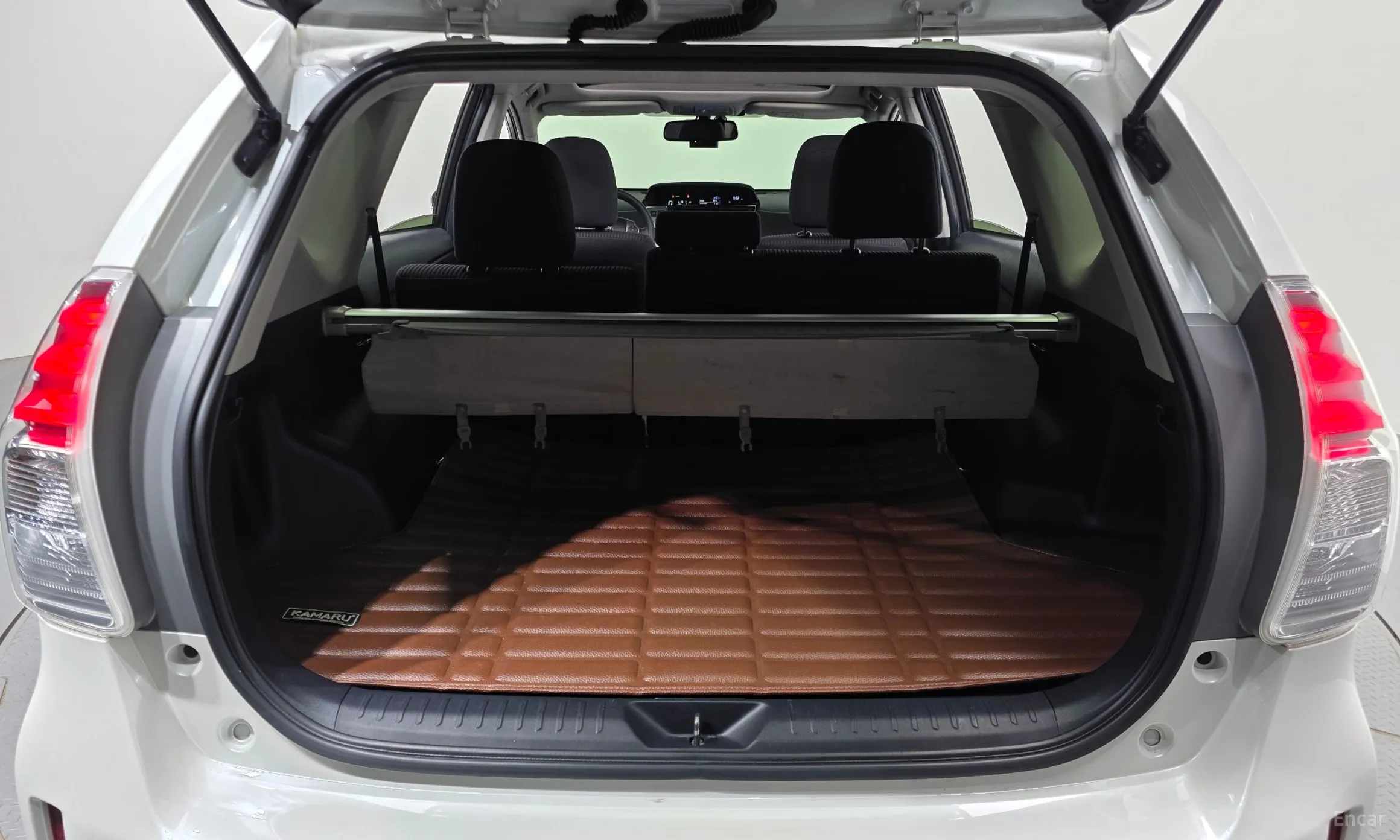 Toyota Prius V превью 20