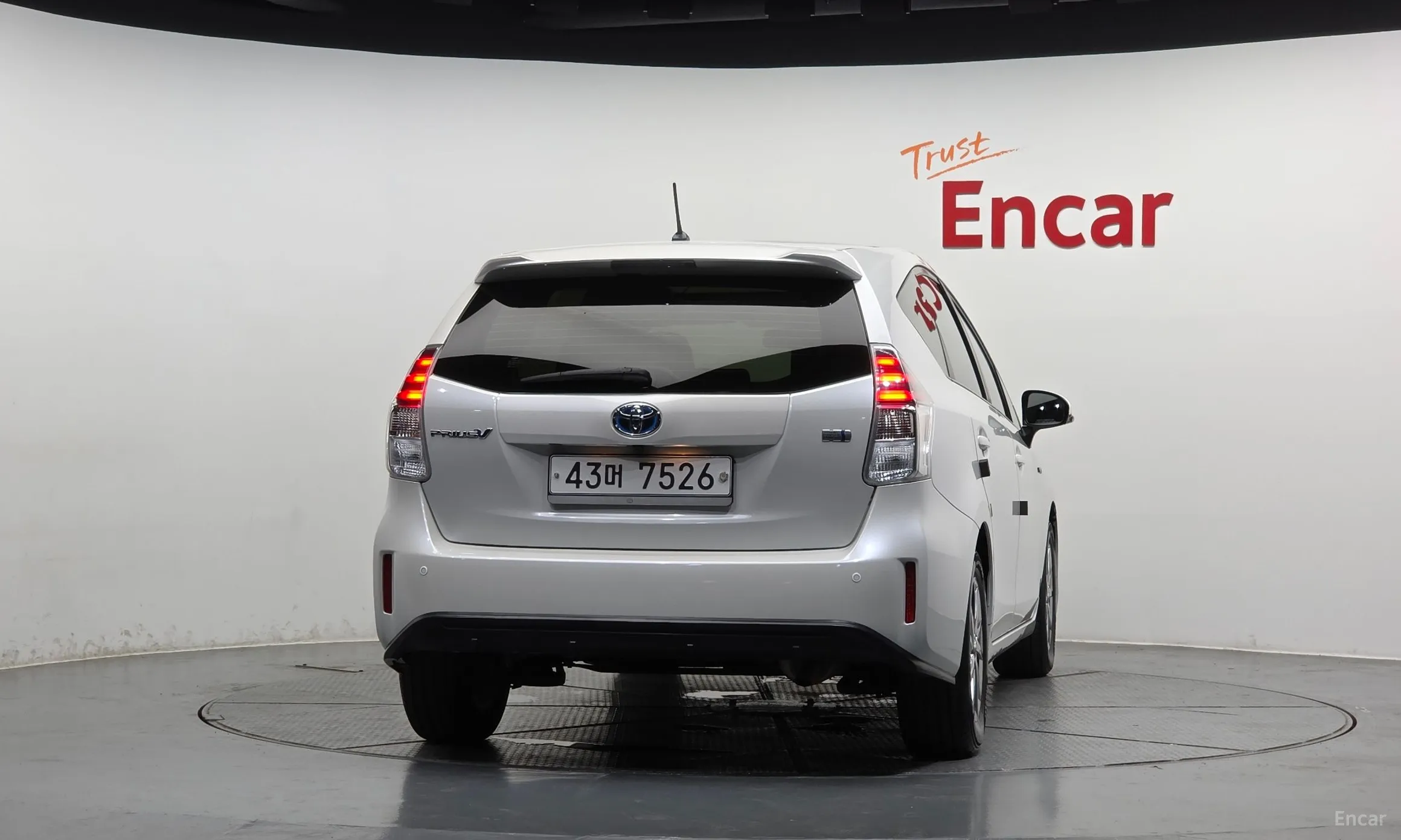 Toyota Prius V превью 4