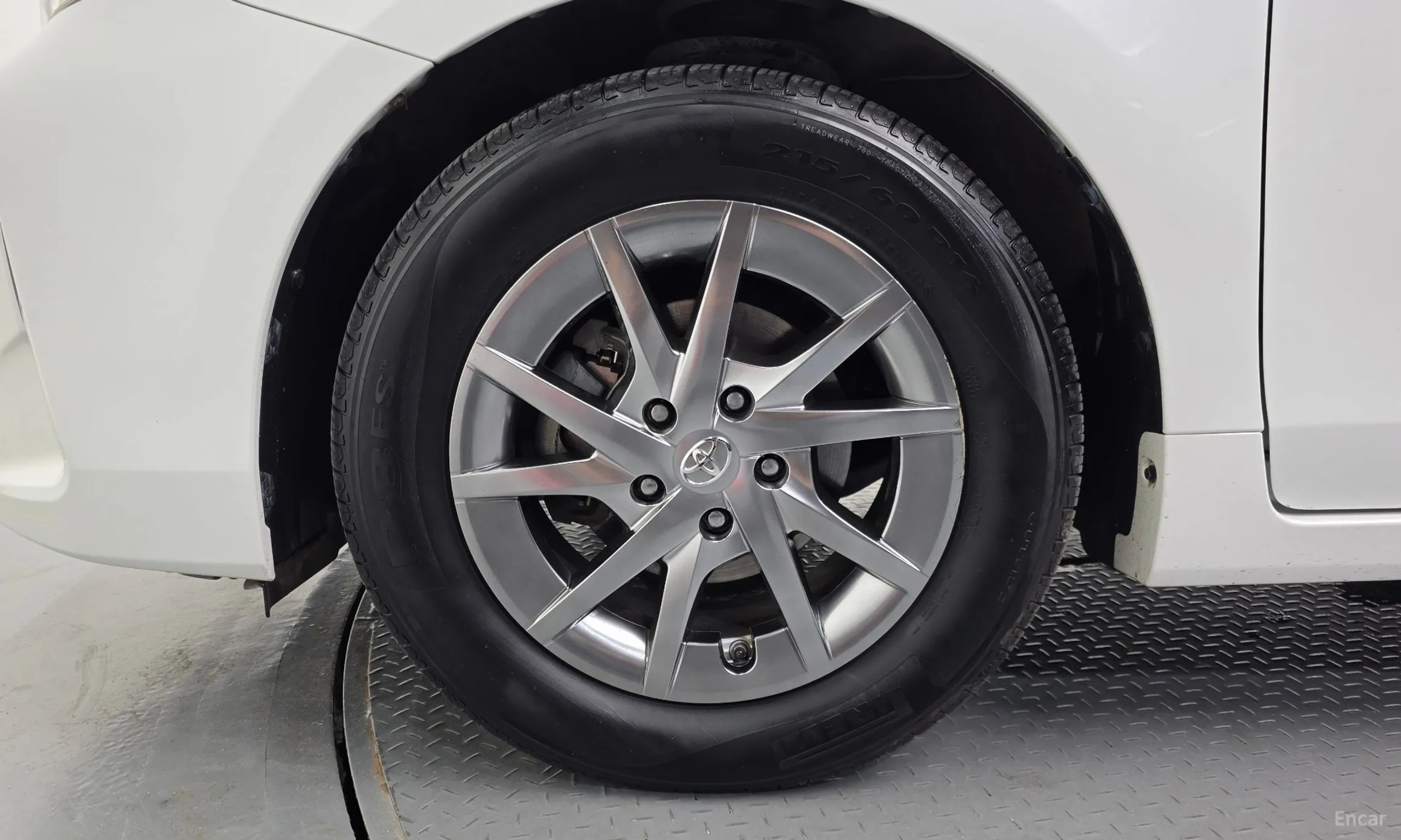 Toyota Prius V превью 5