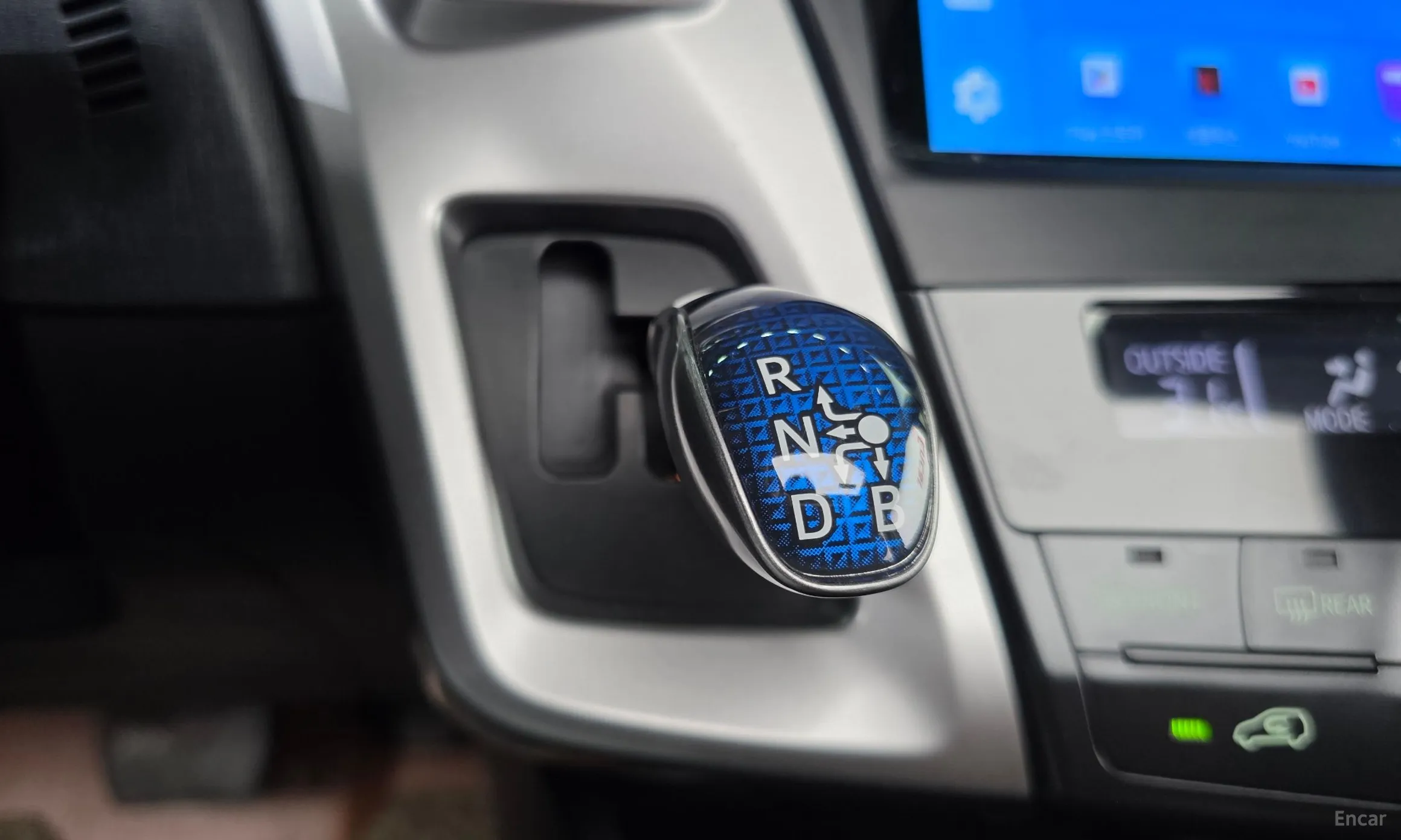 Toyota Prius V превью 9