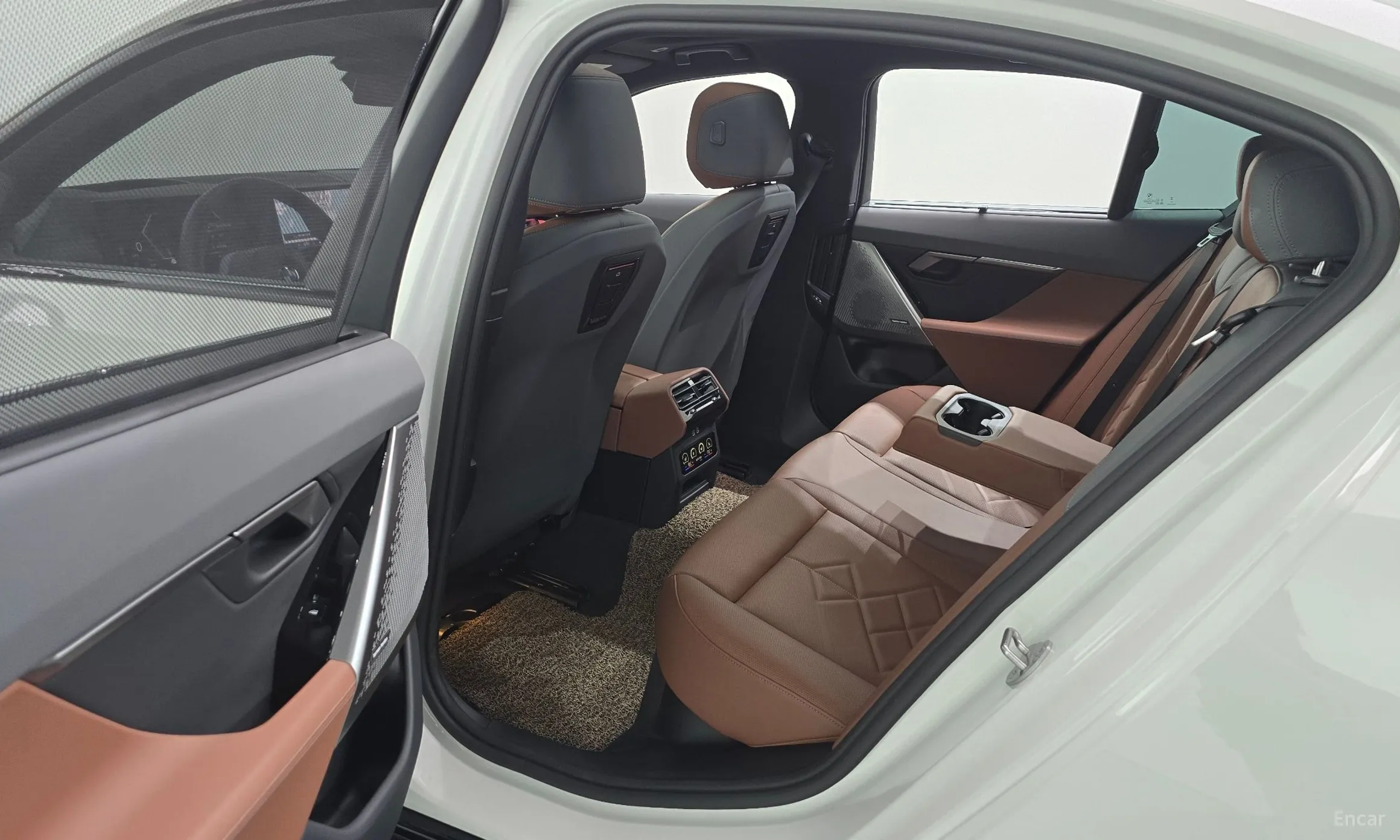 BMW 5 Series (G60) превью 12