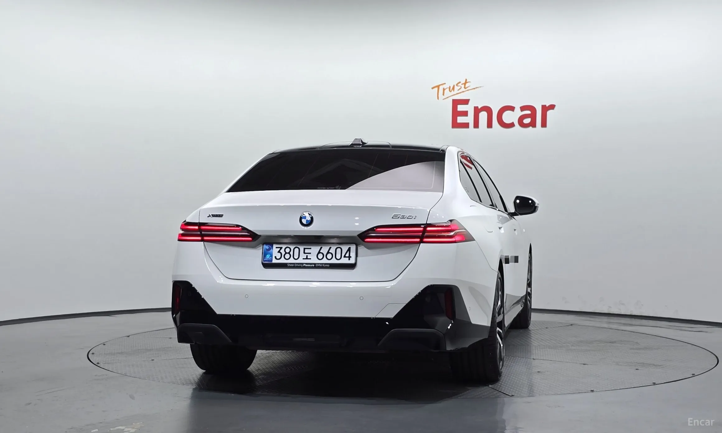 BMW 5 Series (G60) превью 4