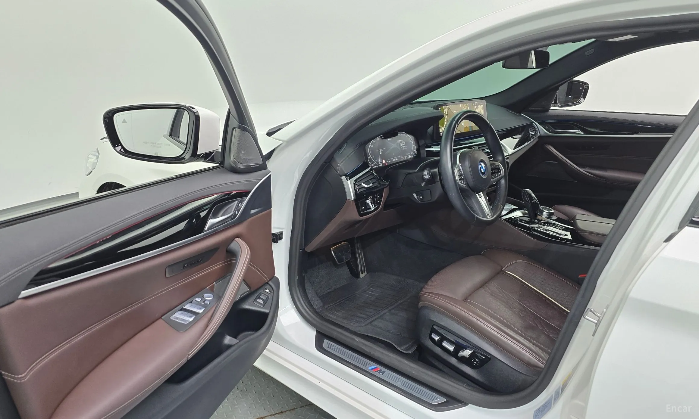 BMW 5 Series (G30) превью 10