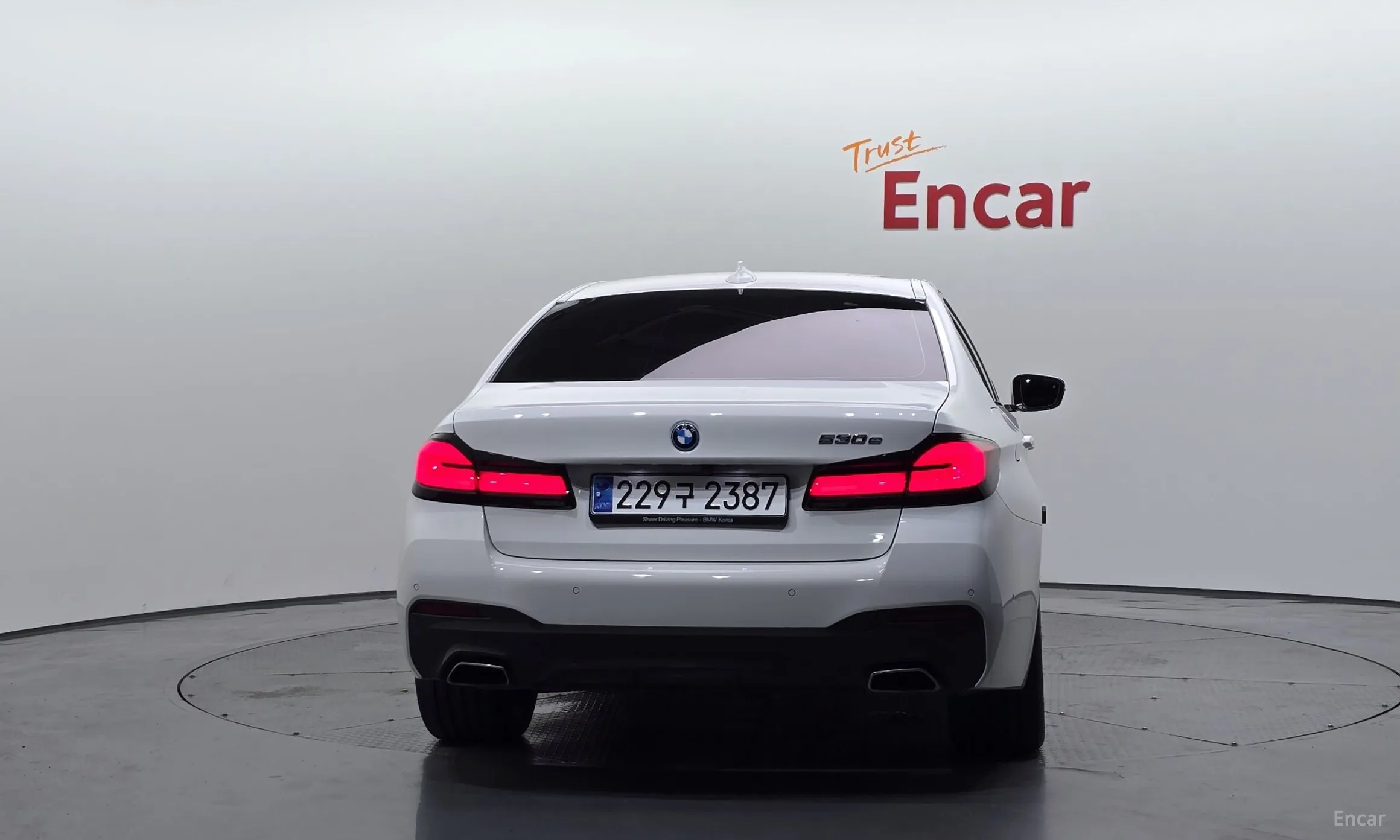 BMW 5 Series (G30) превью 4