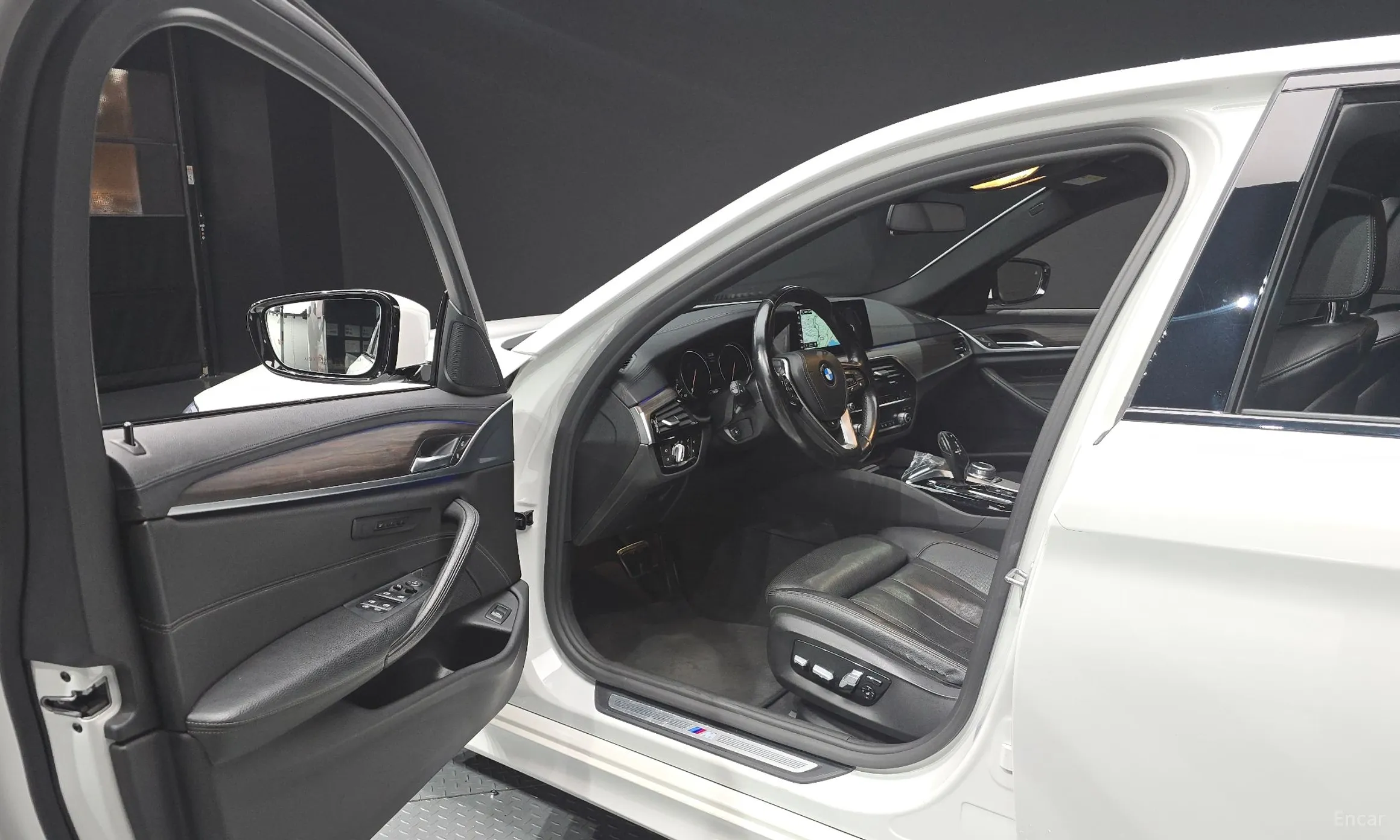 BMW 5 Series (G30) превью 10