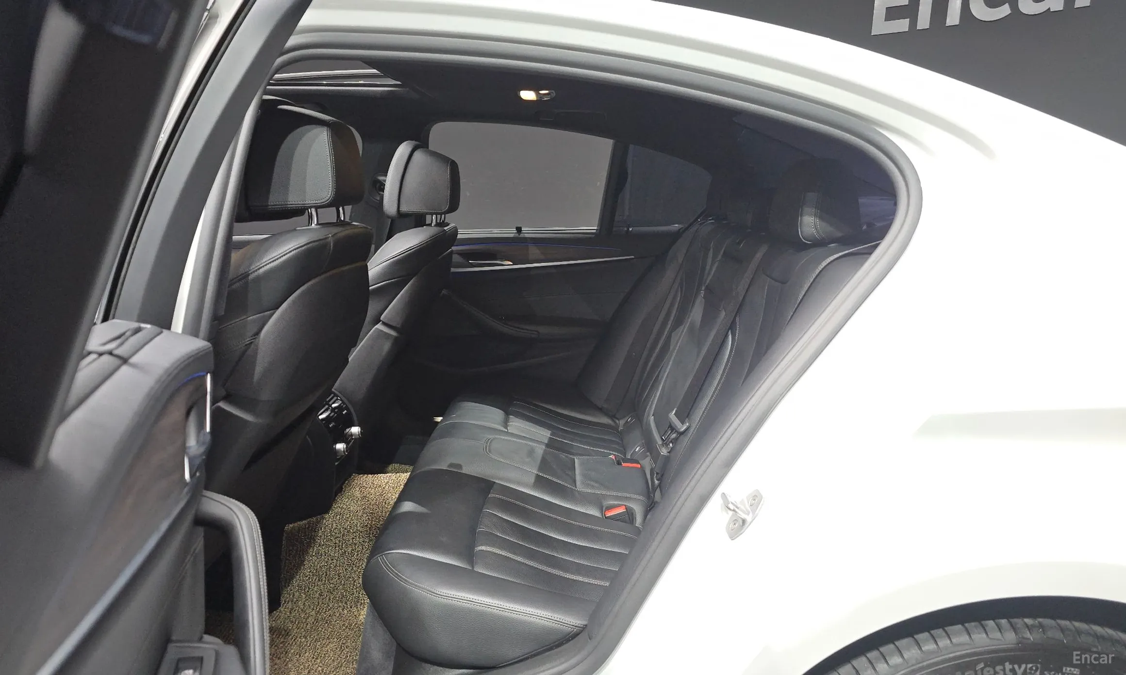 BMW 5 Series (G30) превью 12