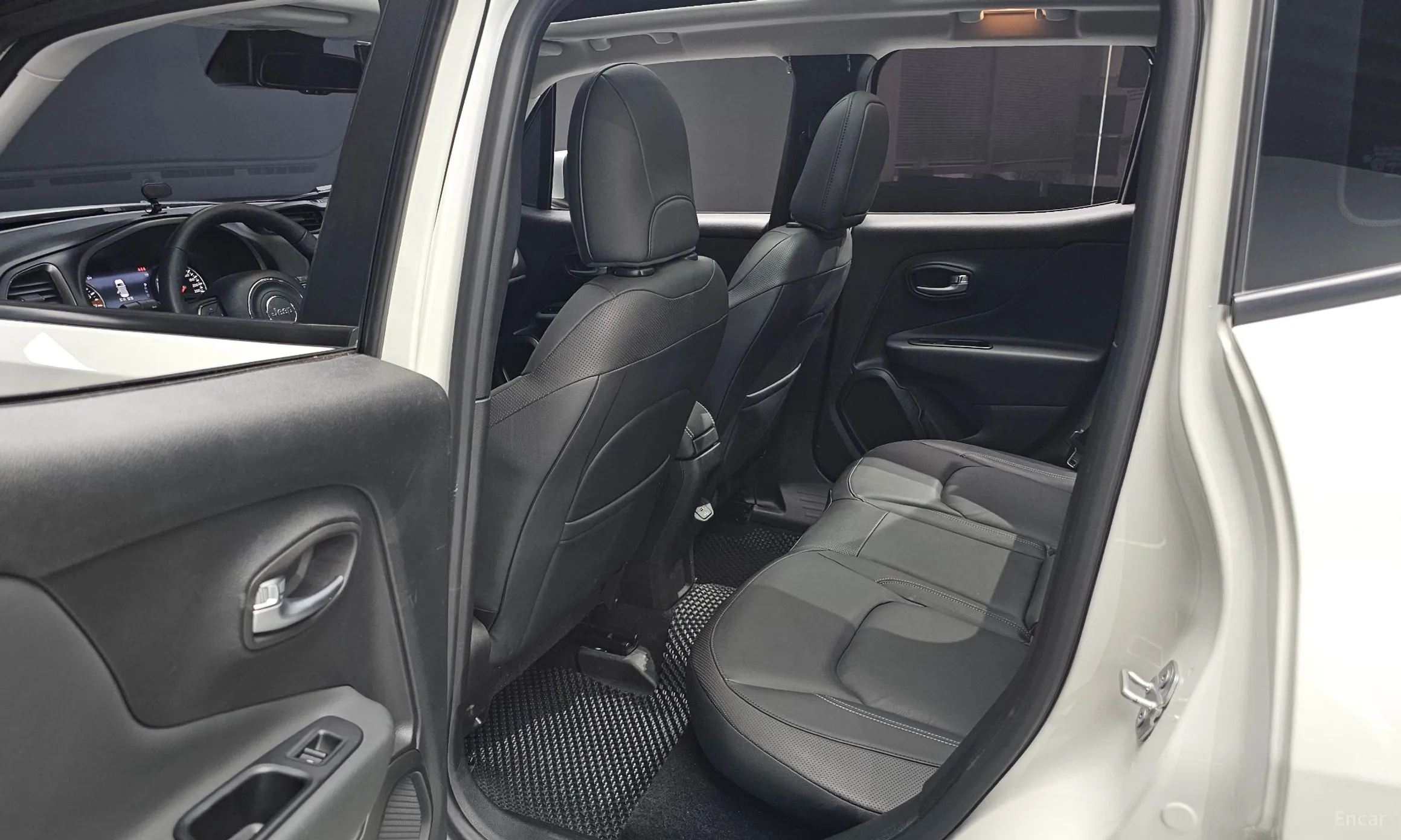 Jeep Renegade превью 12