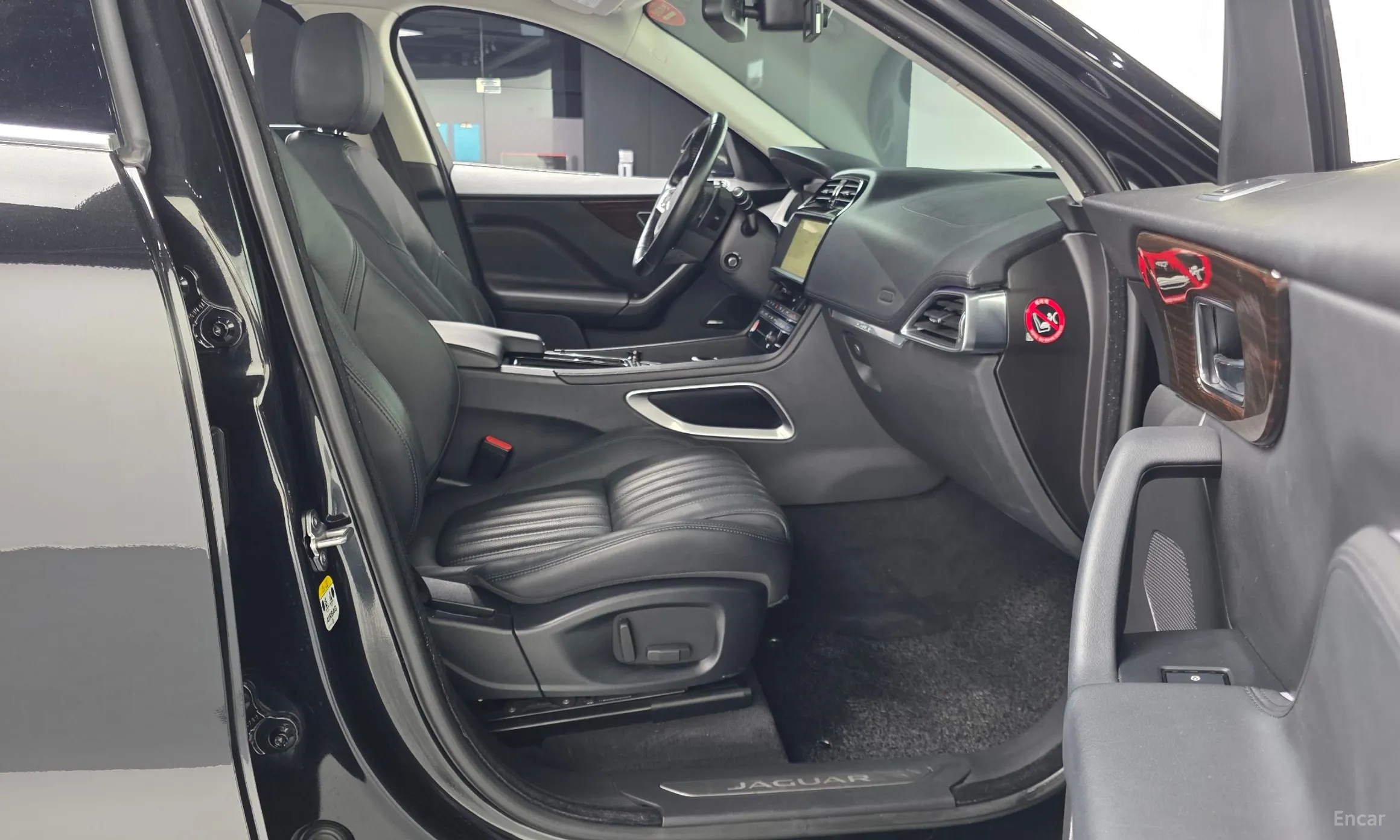 Jaguar F-PACE превью 11