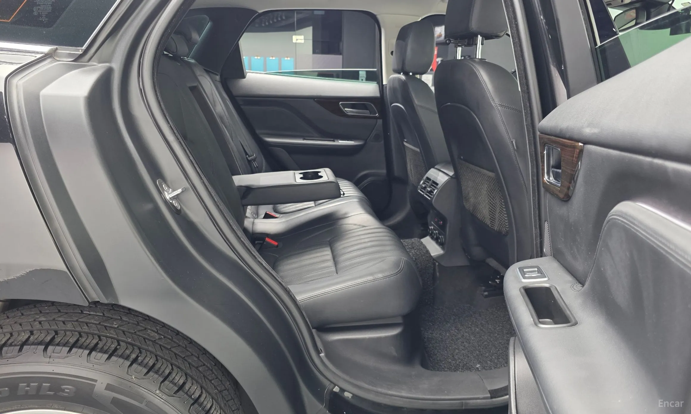 Jaguar F-PACE превью 12