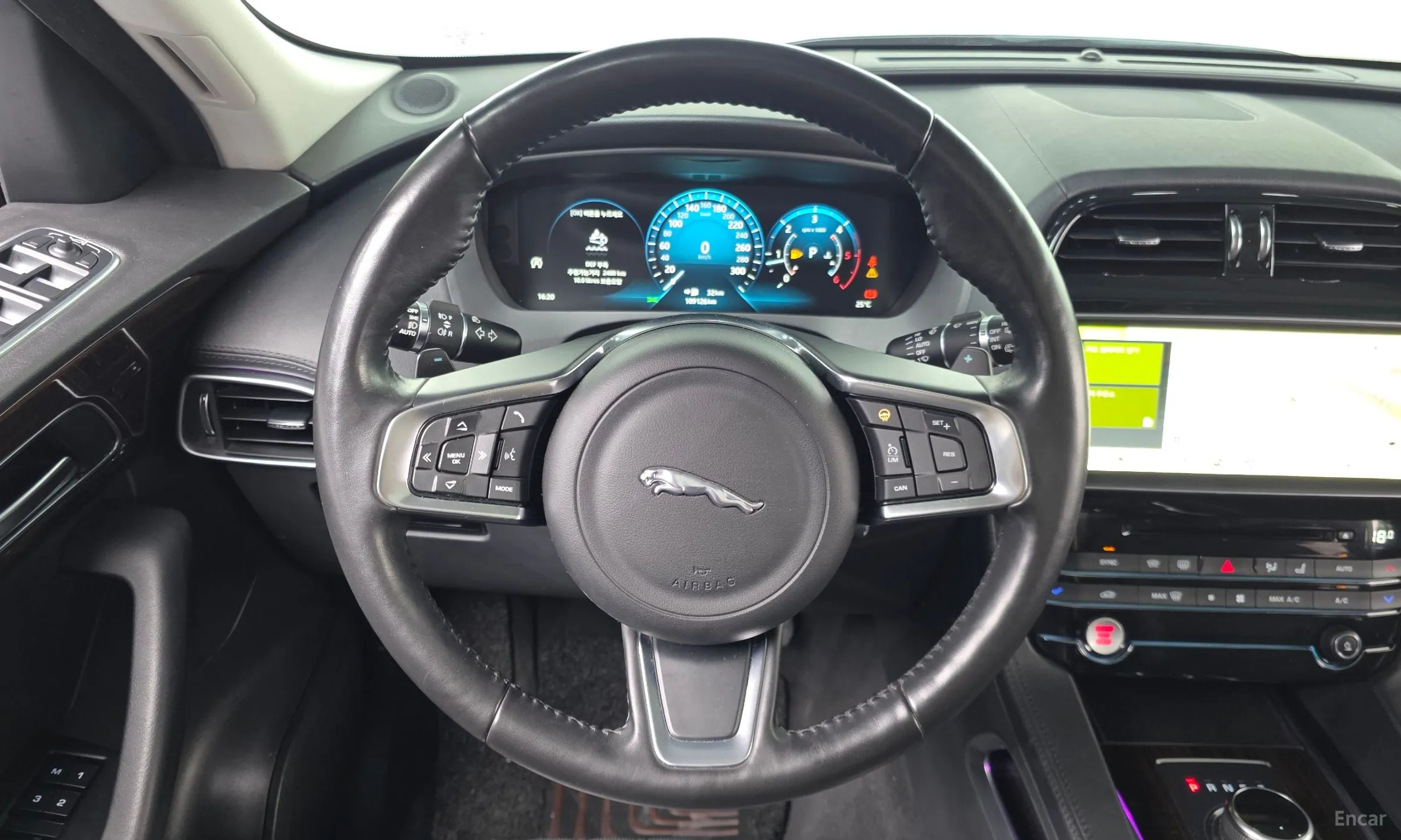 Jaguar F-PACE превью 13